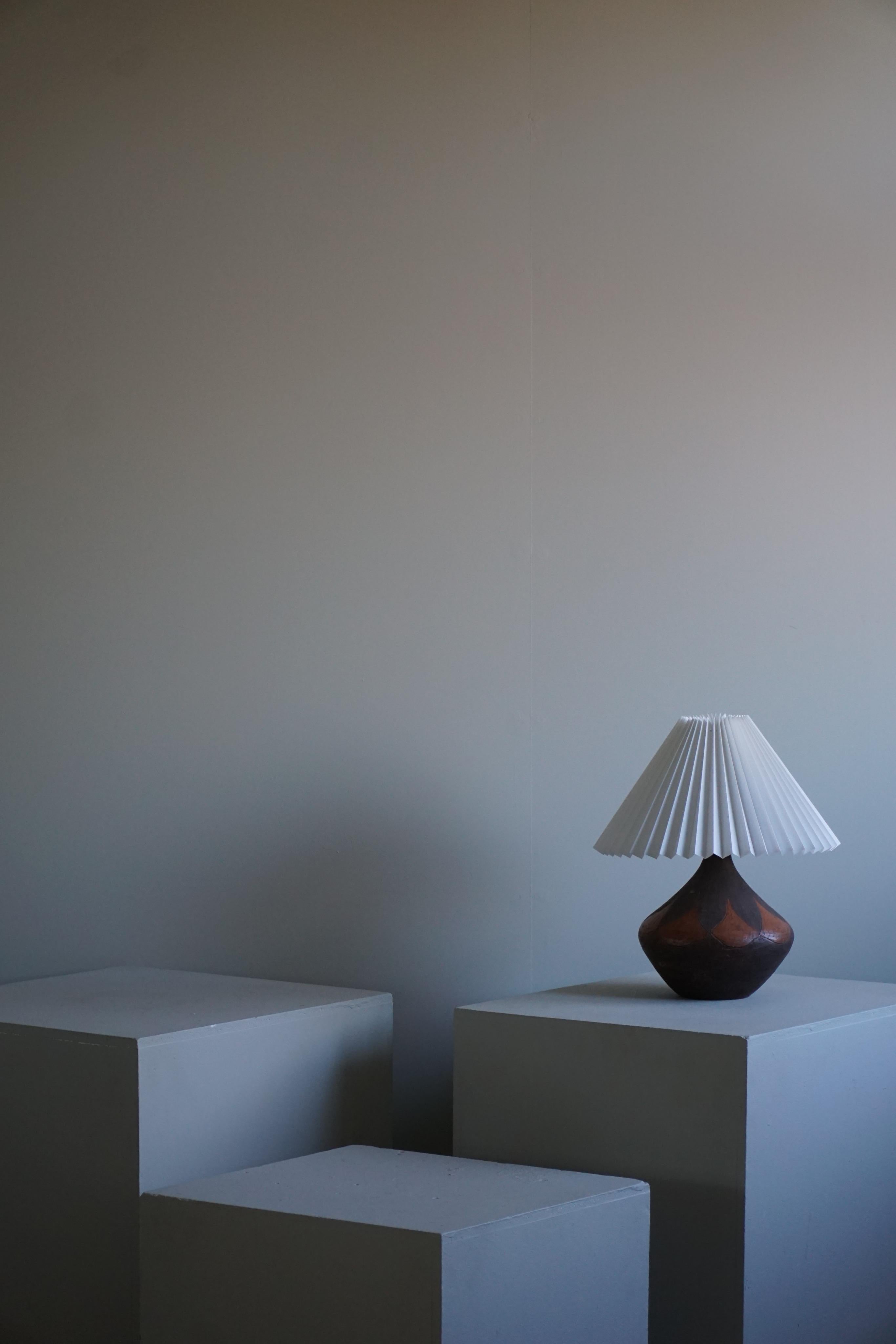 Lampe de table ronde danoise en céramique du milieu du siècle, couleurs terreuses, années 1950 Bon état - En vente à Odense, DK