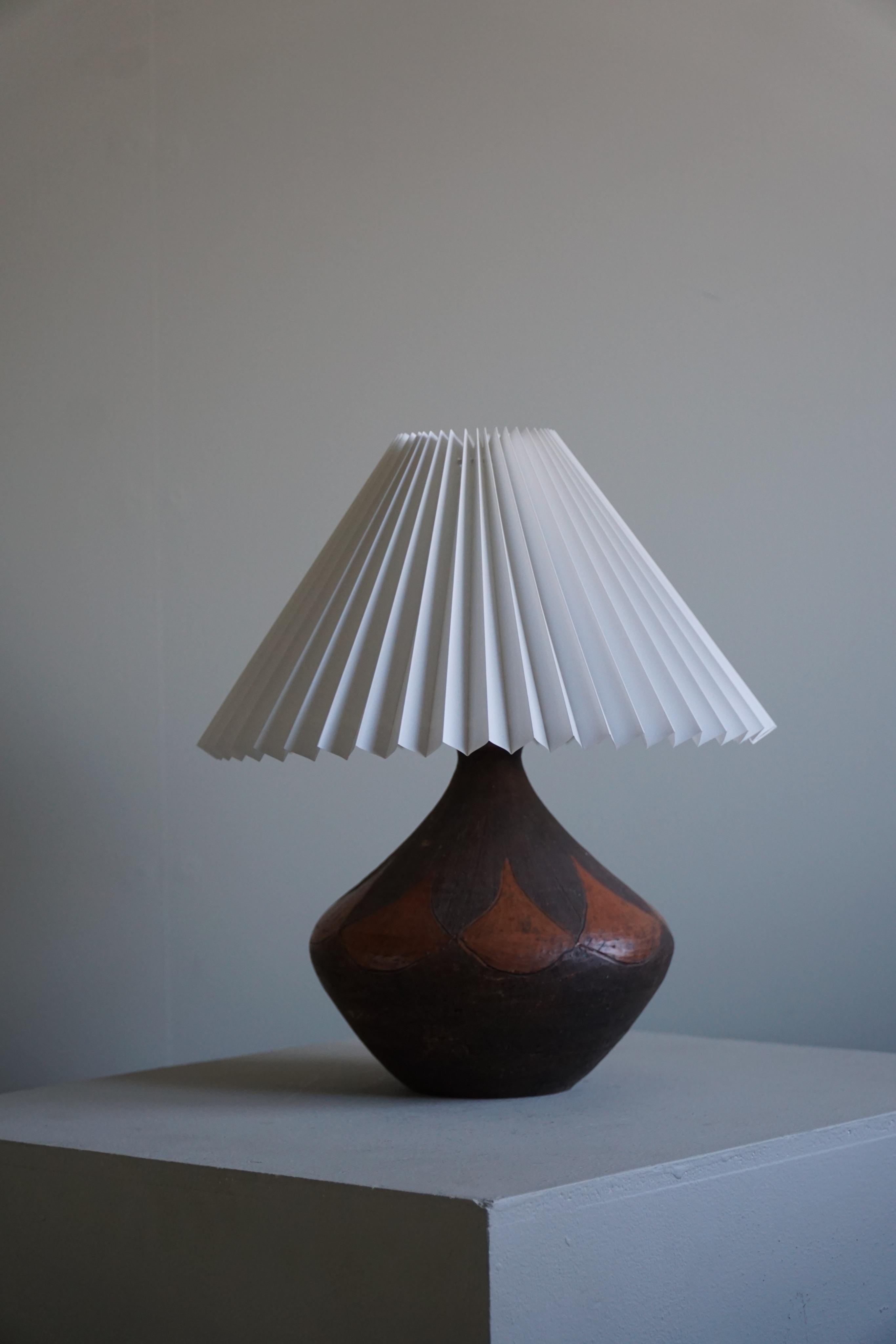 Lampe de table ronde danoise en céramique du milieu du siècle, couleurs terreuses, années 1950 en vente 1