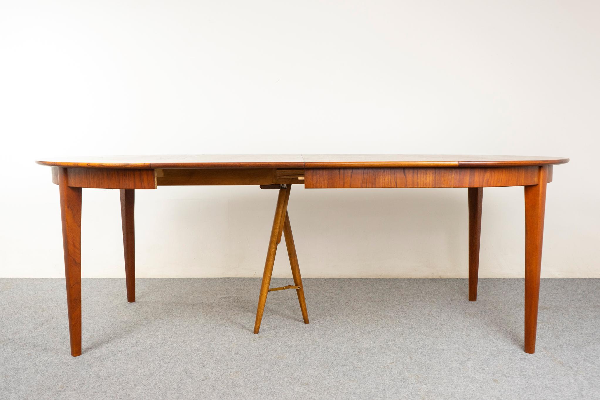 Table de salle à manger ronde danoise en teck du milieu du siècle par Henning Kjaernulf en vente 2
