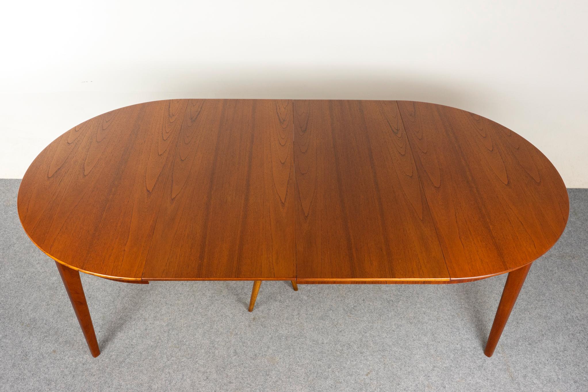 Table de salle à manger ronde danoise en teck du milieu du siècle par Henning Kjaernulf en vente 3