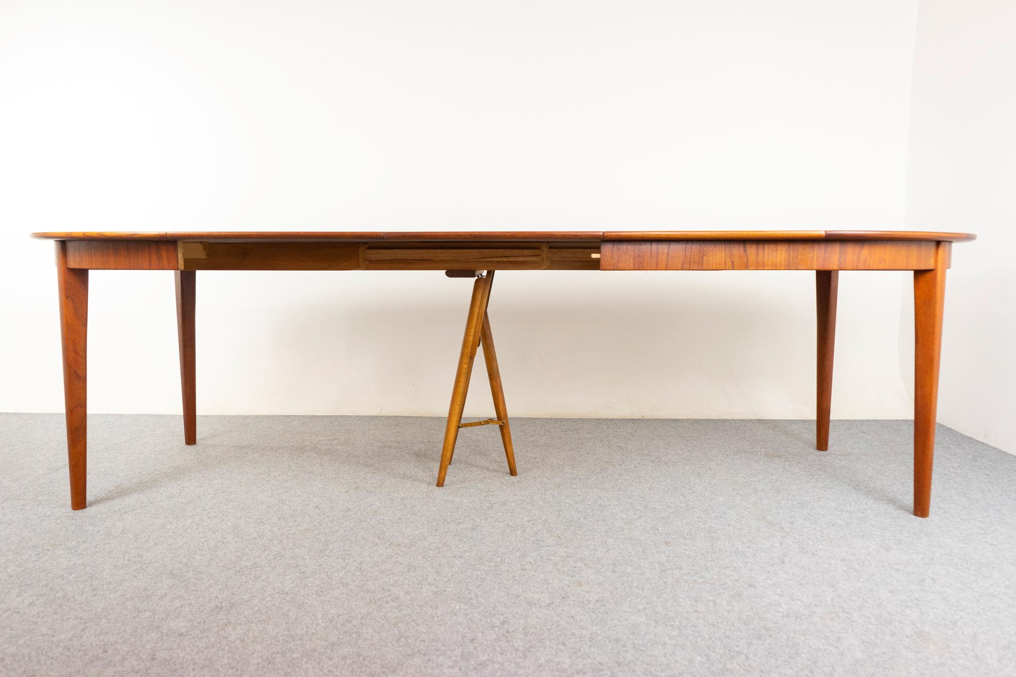 Table de salle à manger ronde danoise en teck du milieu du siècle par Henning Kjaernulf en vente 4