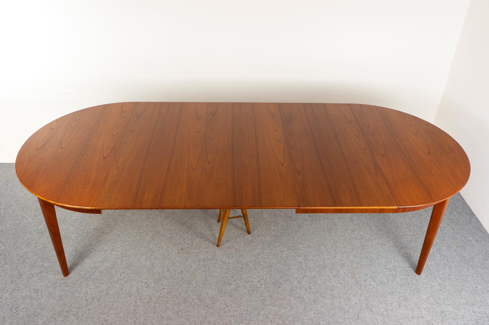 Table de salle à manger ronde danoise en teck du milieu du siècle par Henning Kjaernulf en vente 5