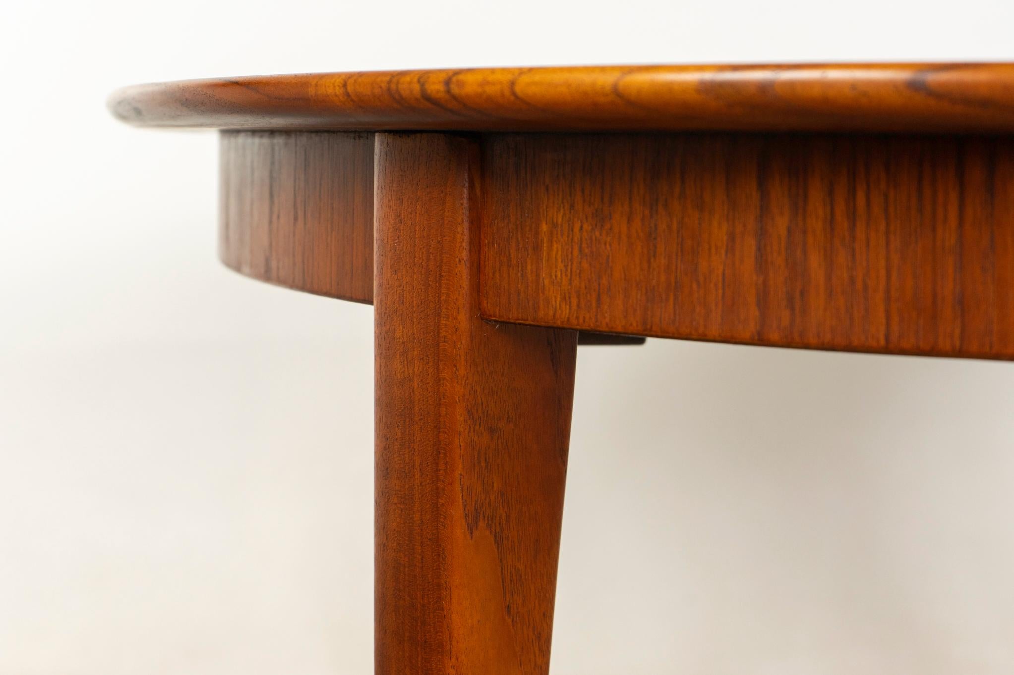 Scandinave moderne Table de salle à manger ronde danoise en teck du milieu du siècle par Henning Kjaernulf en vente