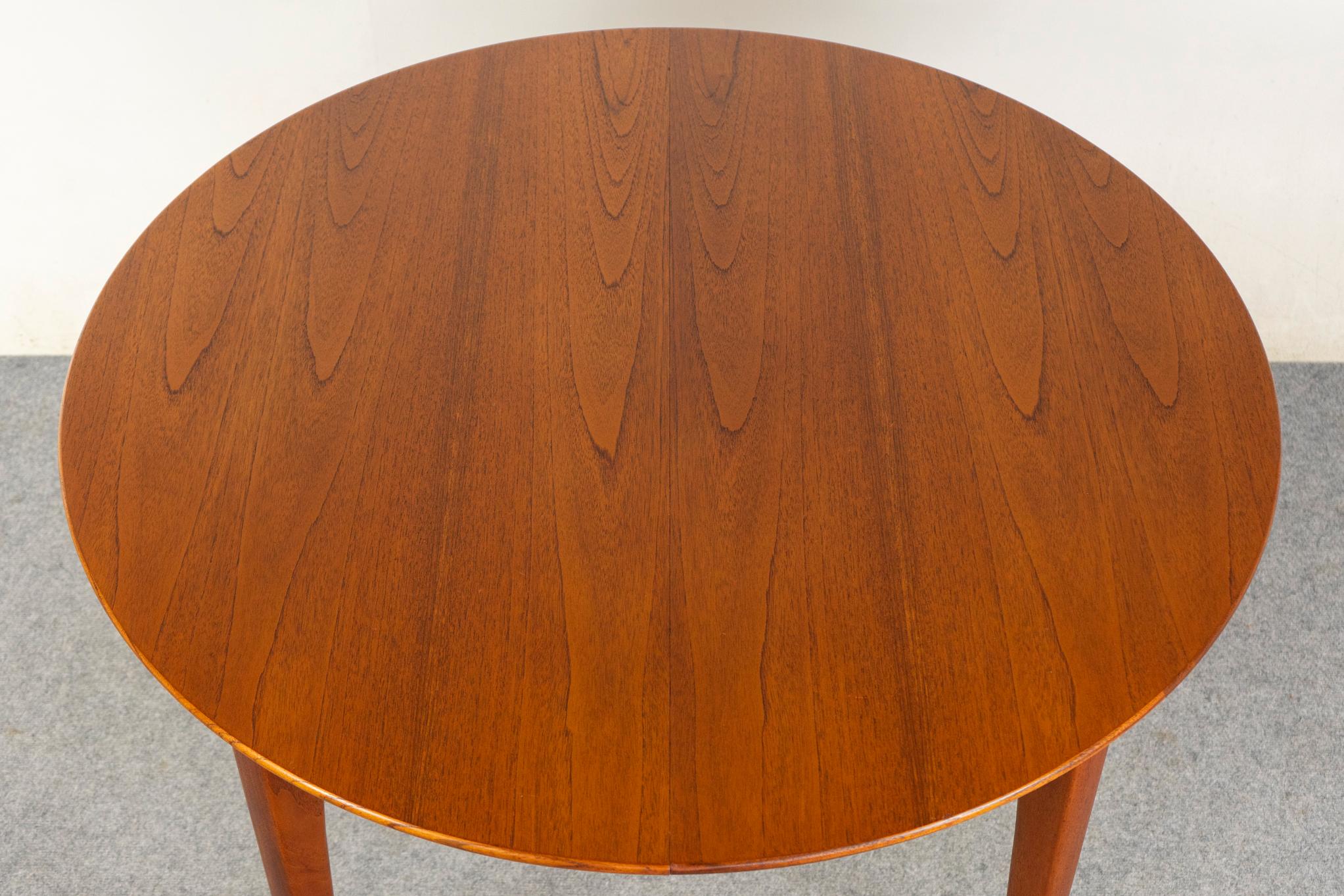 Danois Table de salle à manger ronde danoise en teck du milieu du siècle par Henning Kjaernulf en vente