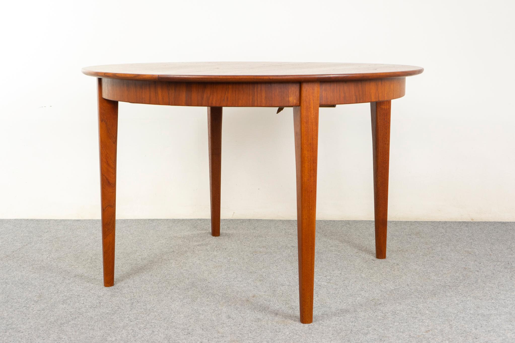 Placage Table de salle à manger ronde danoise en teck du milieu du siècle par Henning Kjaernulf en vente