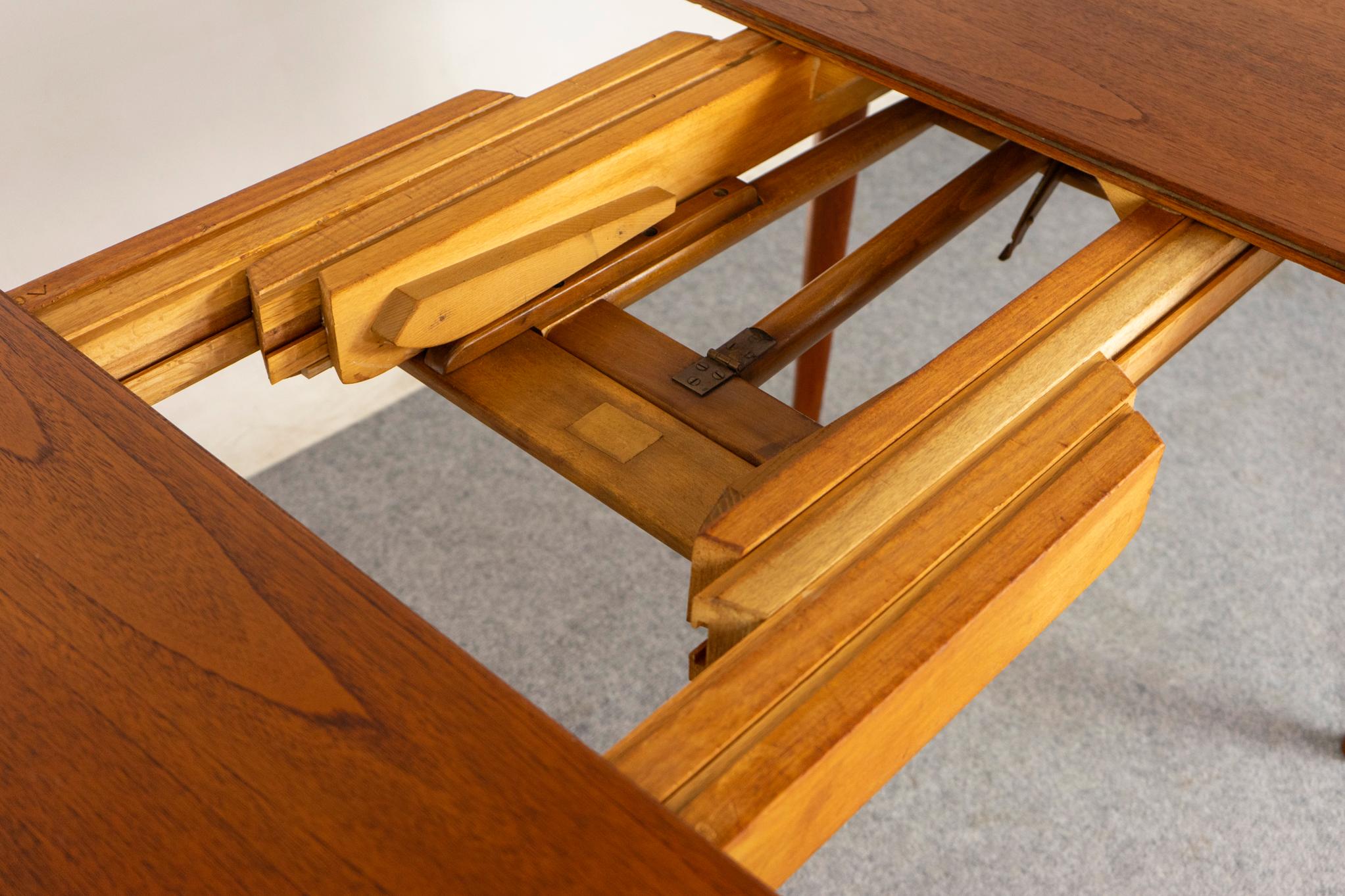 Table de salle à manger ronde danoise en teck du milieu du siècle par Henning Kjaernulf Bon état - En vente à VANCOUVER, CA