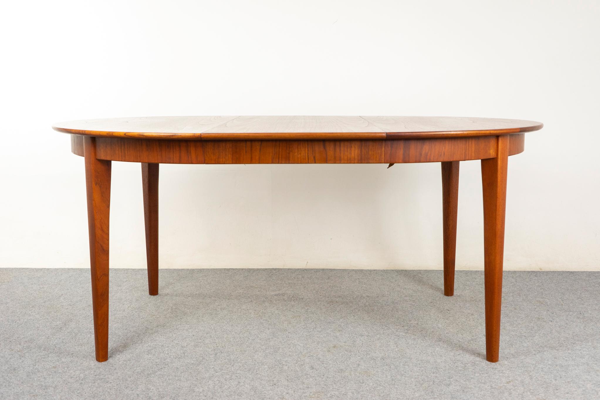Milieu du XXe siècle Table de salle à manger ronde danoise en teck du milieu du siècle par Henning Kjaernulf en vente