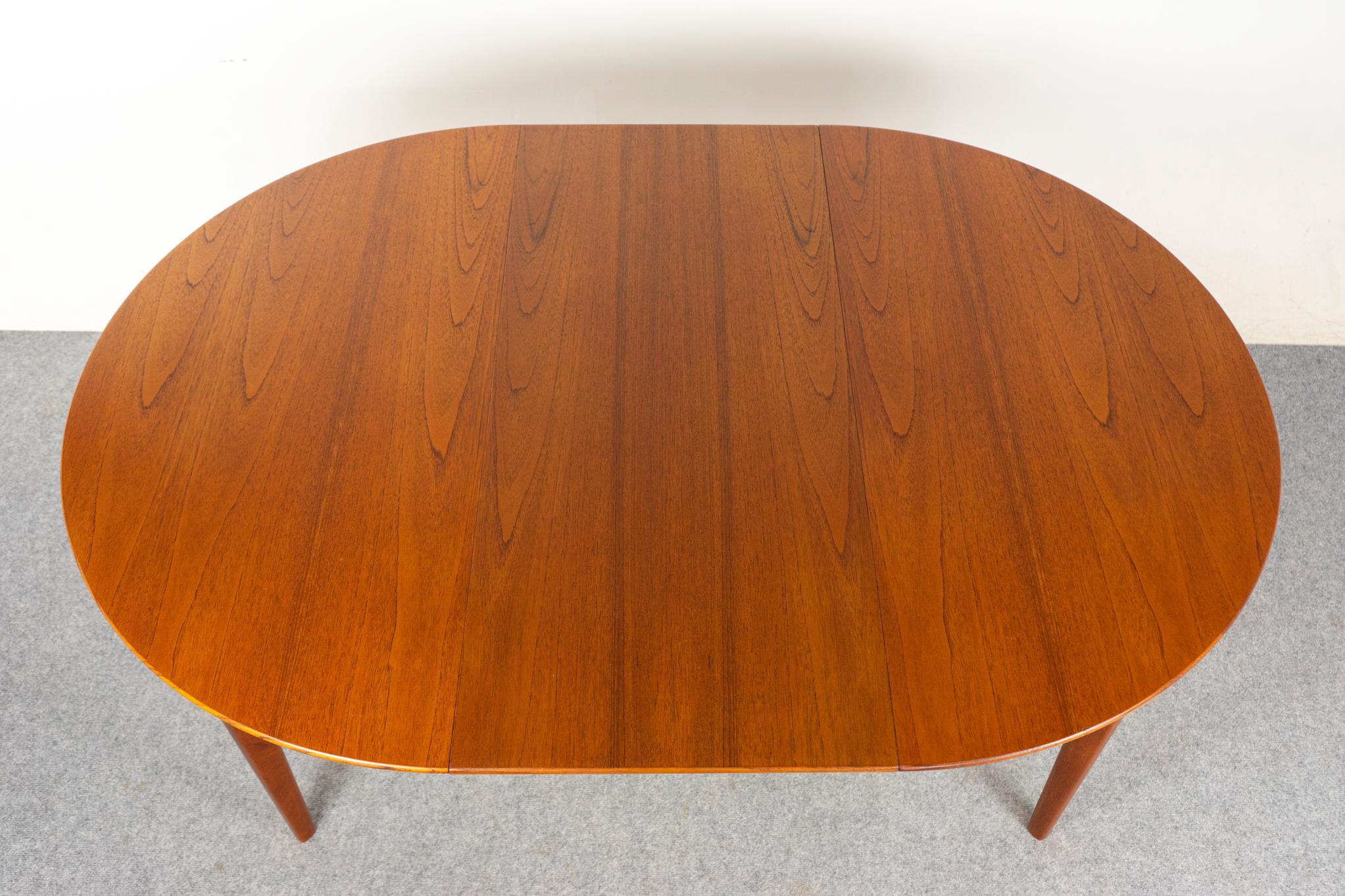 Teck Table de salle à manger ronde danoise en teck du milieu du siècle par Henning Kjaernulf en vente