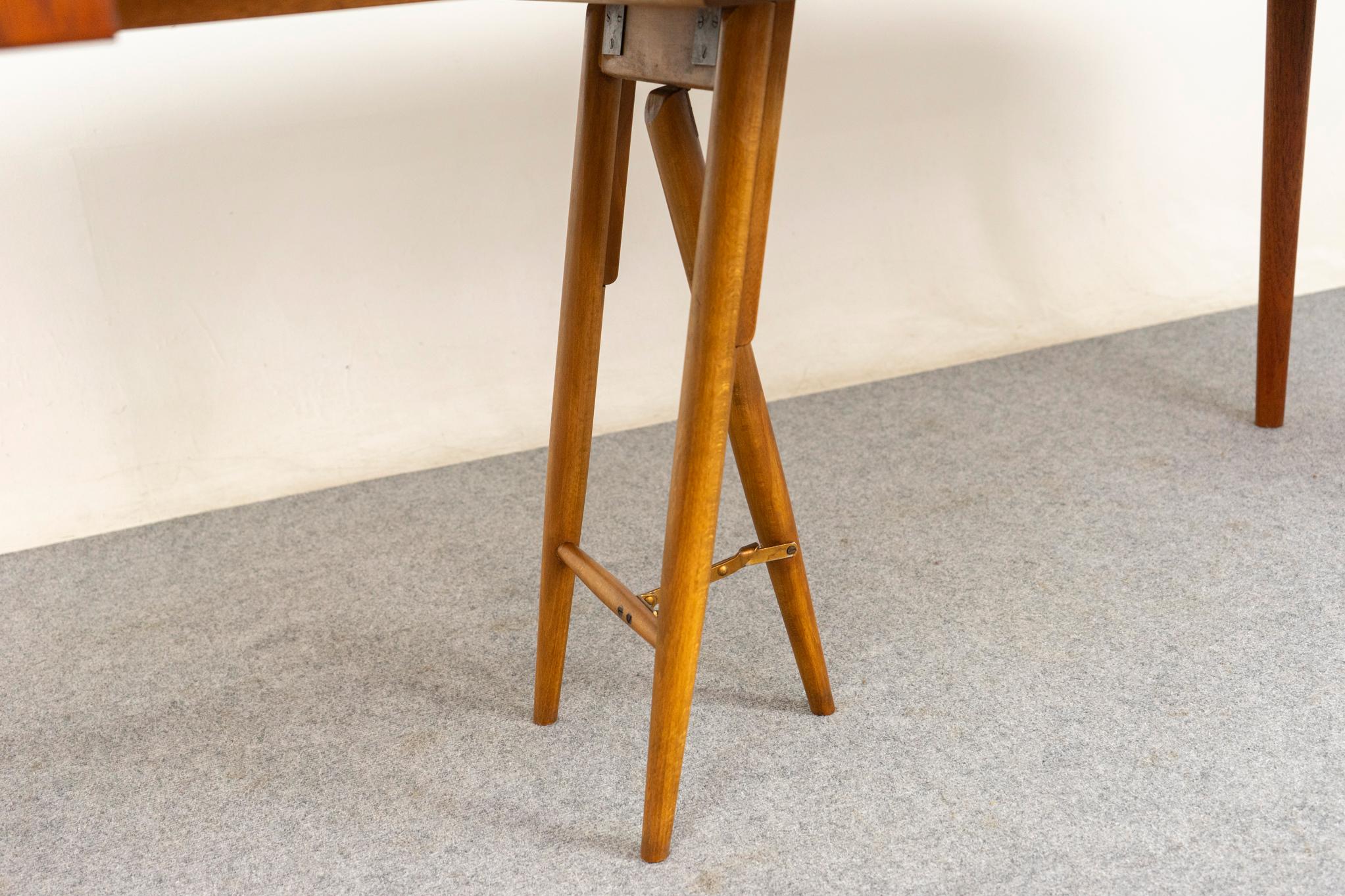 Table de salle à manger ronde danoise en teck du milieu du siècle par Henning Kjaernulf en vente 1