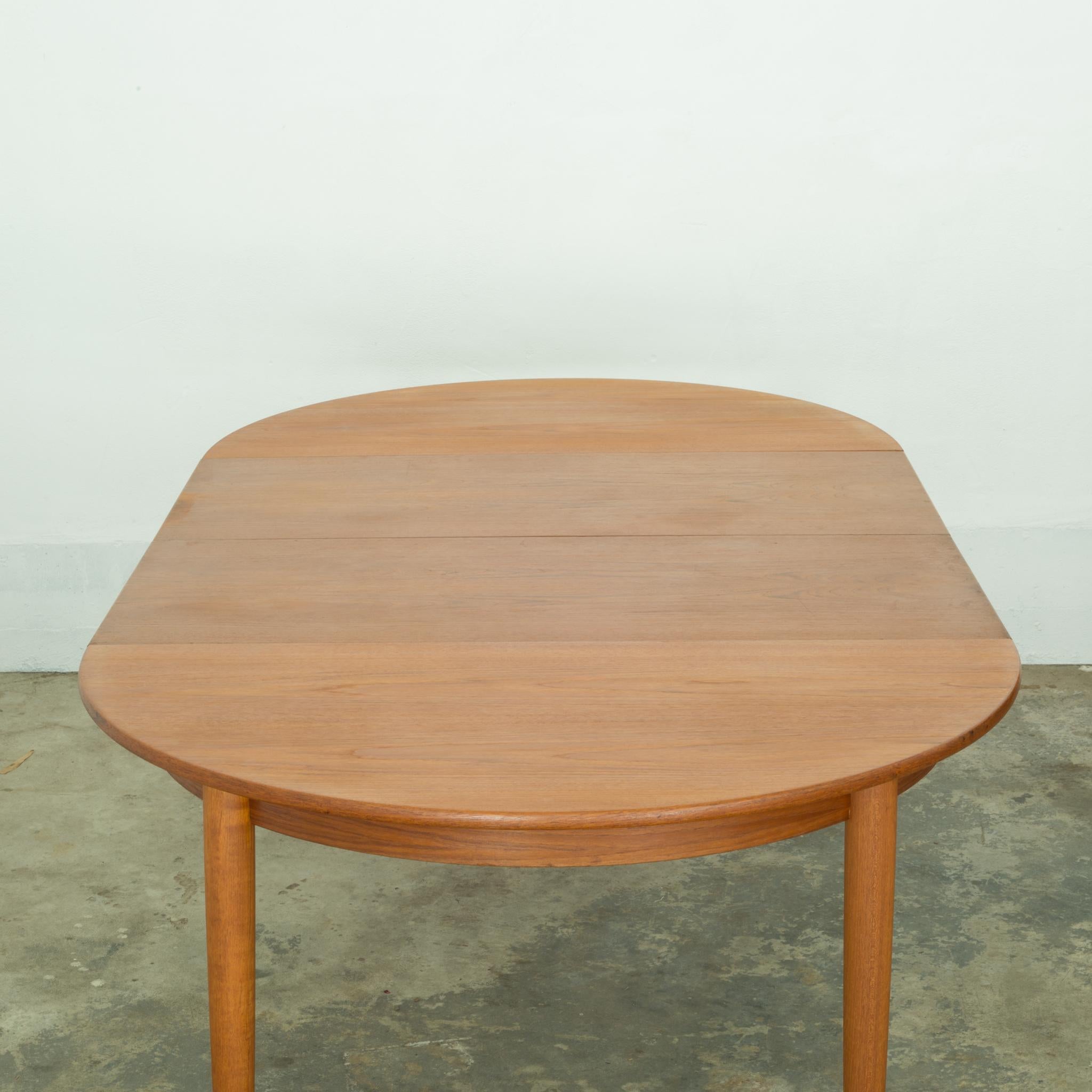 Danish Midcentury Round to Oval Dining Table by Gudme Mobelfabrik, circa 1960s 1