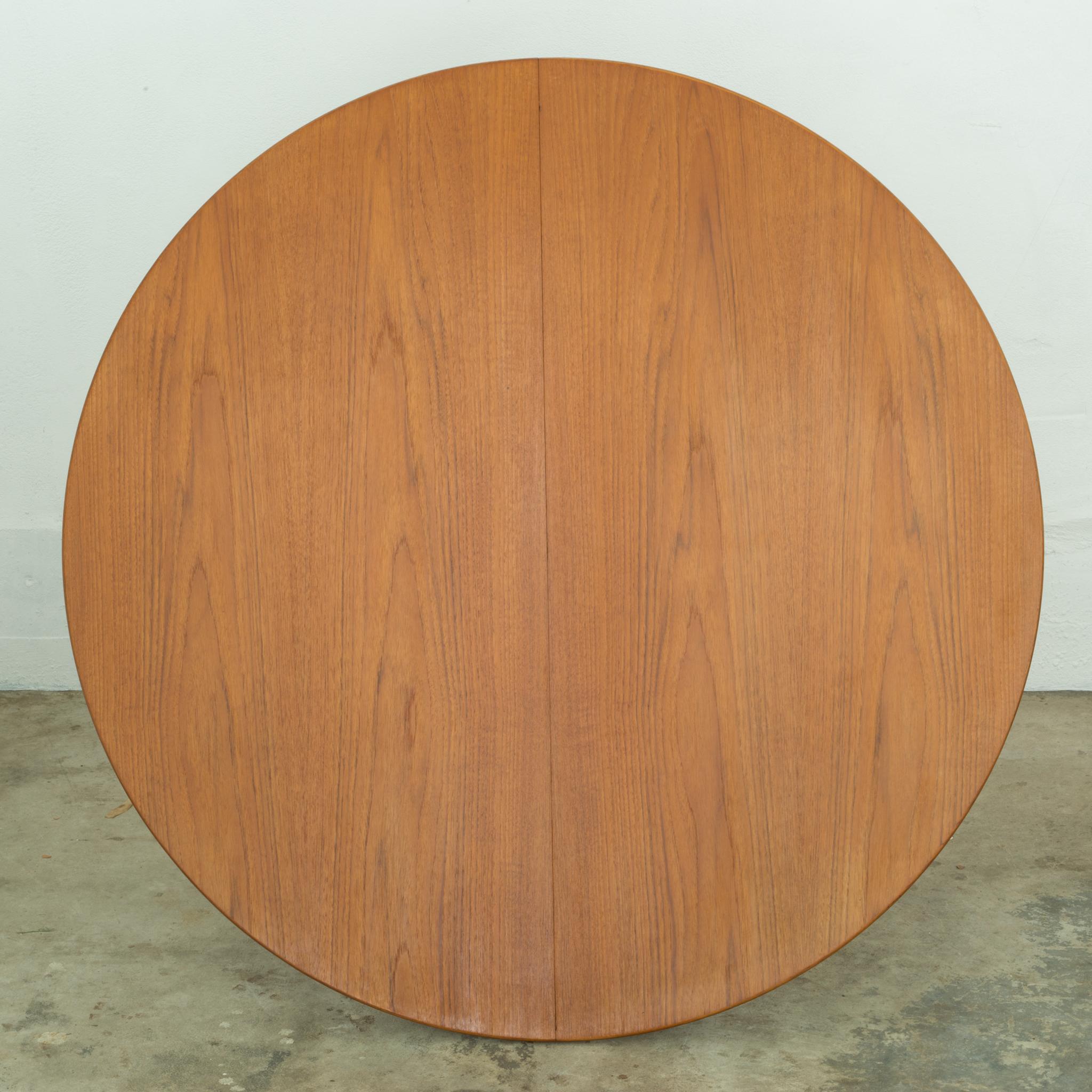 Danish Midcentury Round to Oval Dining Table by Gudme Mobelfabrik, circa 1960s 3