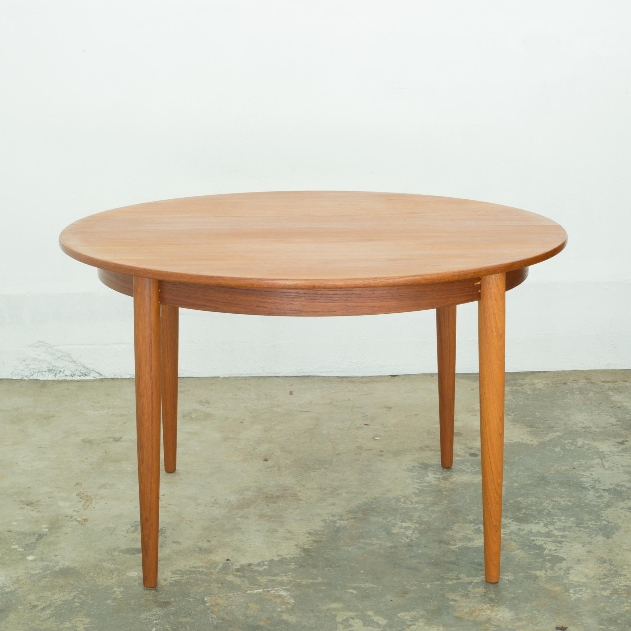 Danish Midcentury Round to Oval Dining Table by Gudme Mobelfabrik, circa 1960s In Good Condition In San Francisco, CA