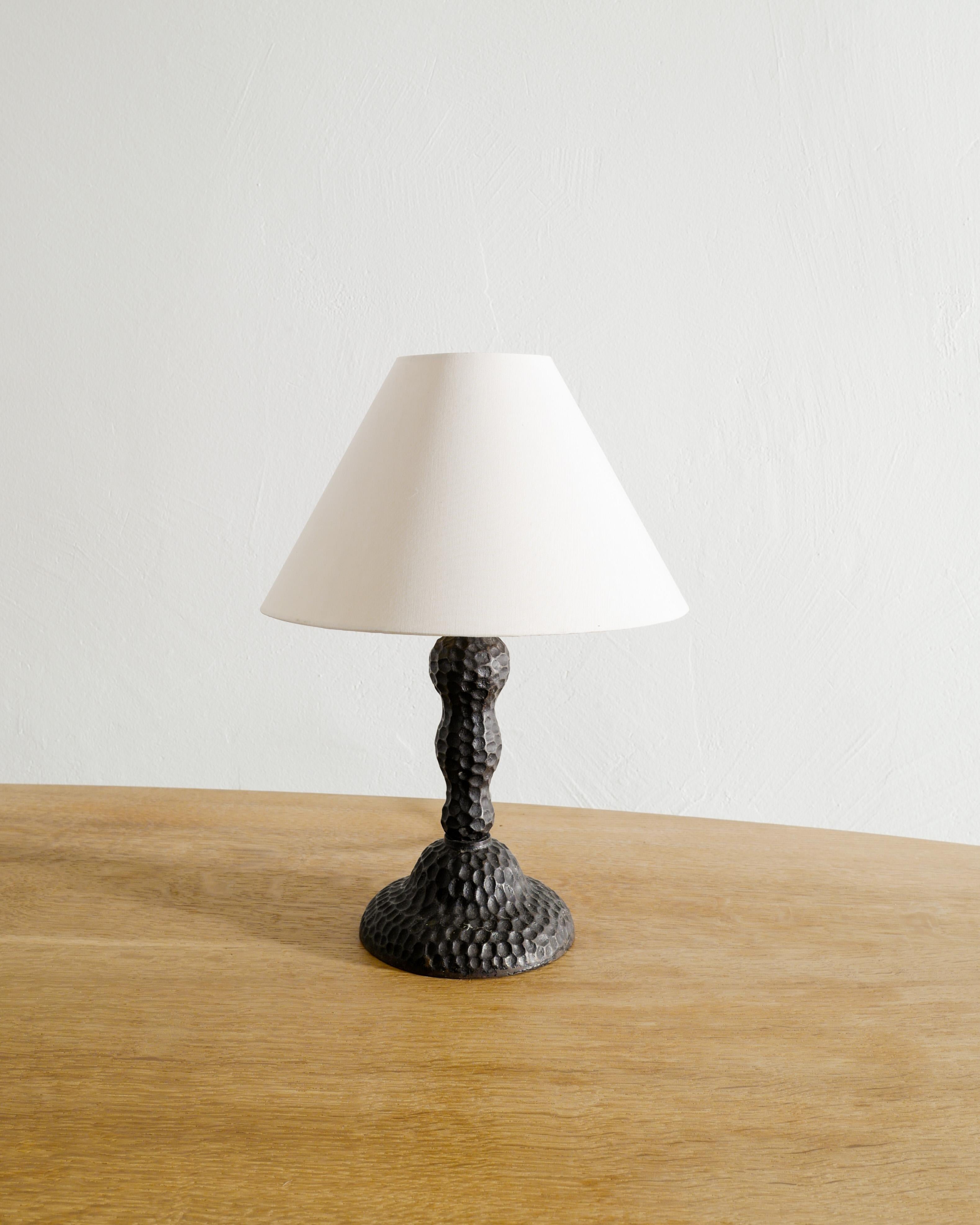 Rara lampada da tavolo scultorea/libera di inizio secolo in ghisa prodotta in Danimarca negli anni Quaranta. In buone condizioni originali con il paralume originale. 

Dimensioni (compreso il paralume): H: 38 cm / 14,95