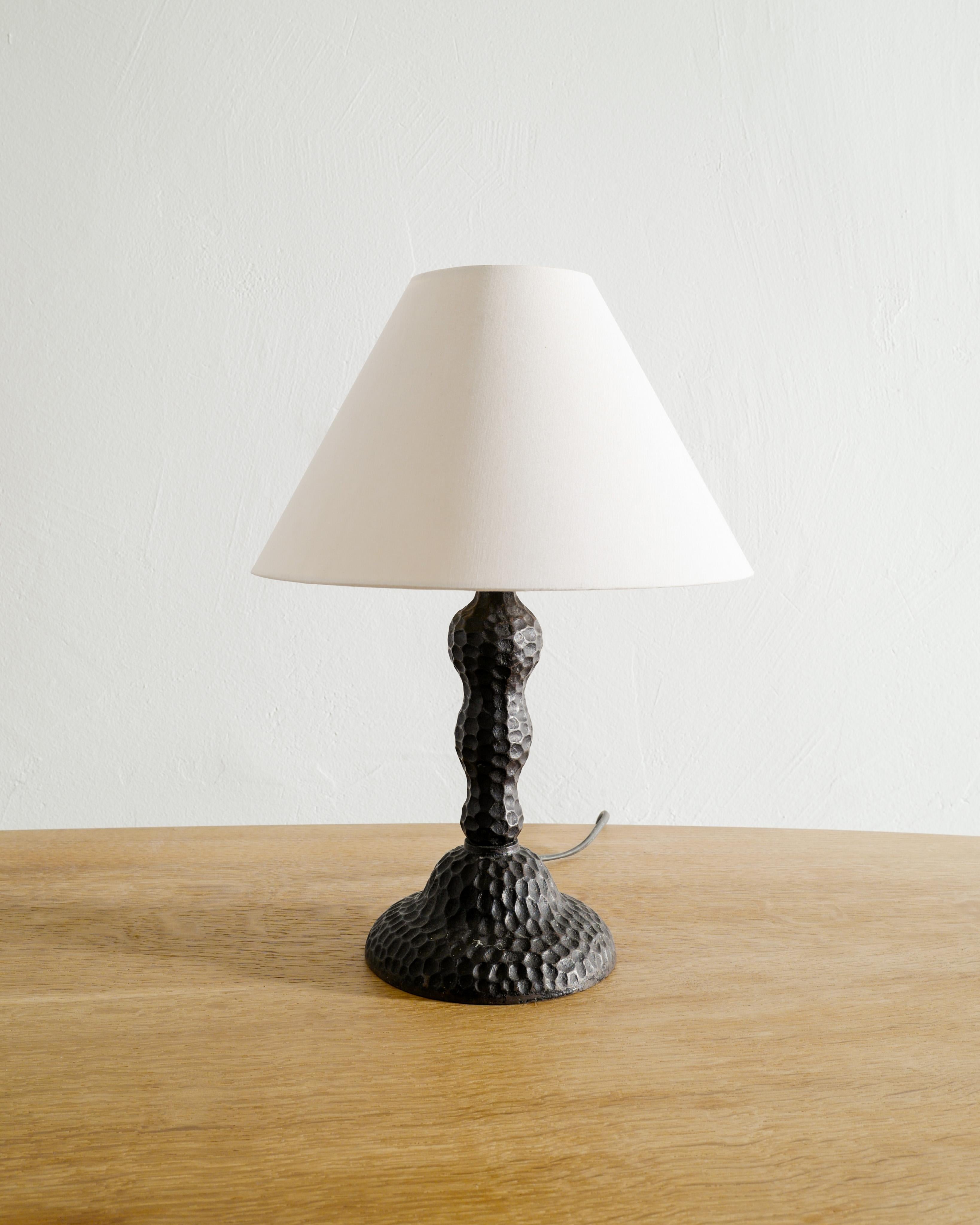 Scandinavo moderno Lampada da tavolo scultorea danese di metà secolo in ghisa prodotta in Danimarca, anni '40 in vendita