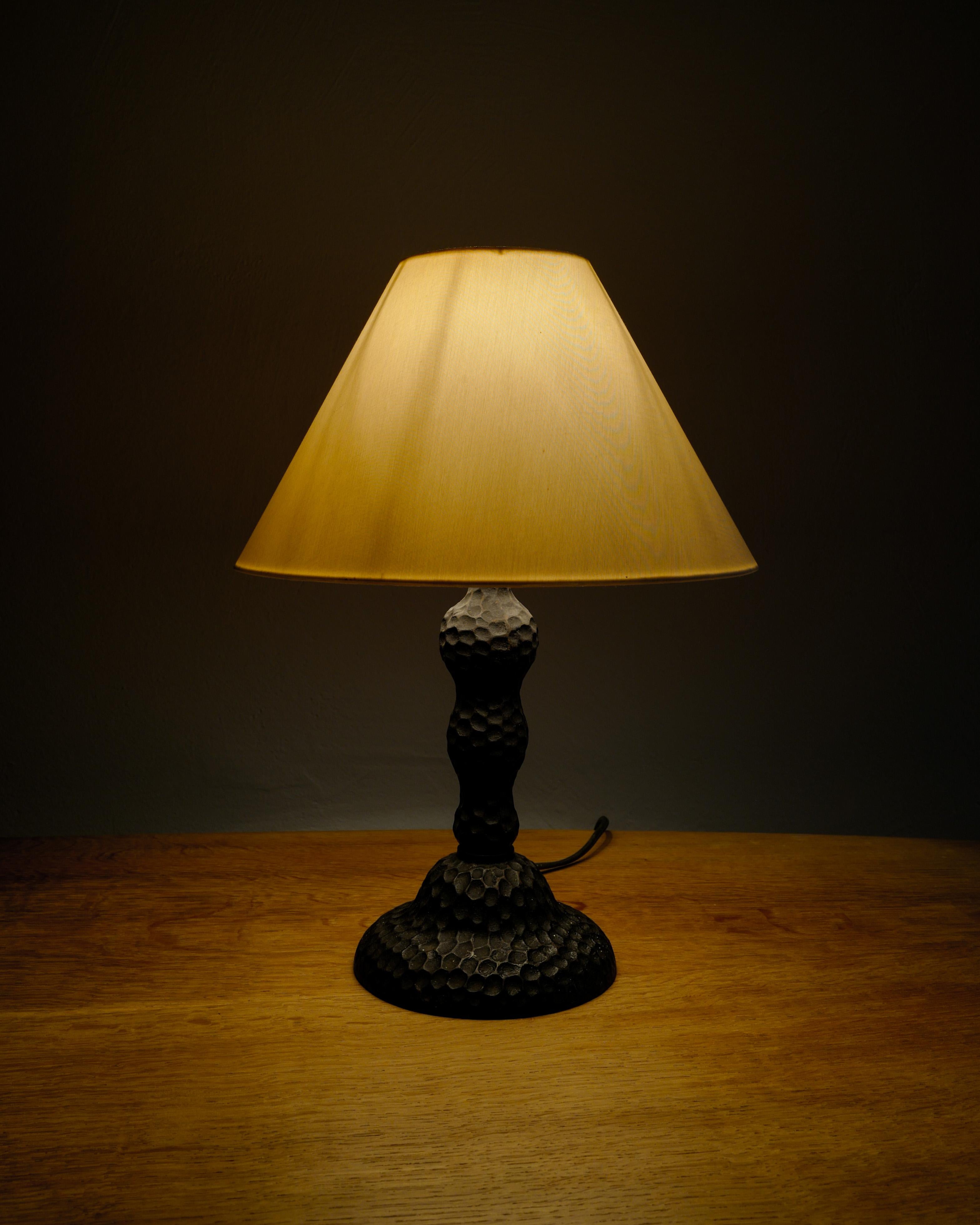 Metà XX secolo Lampada da tavolo scultorea danese di metà secolo in ghisa prodotta in Danimarca, anni '40 in vendita