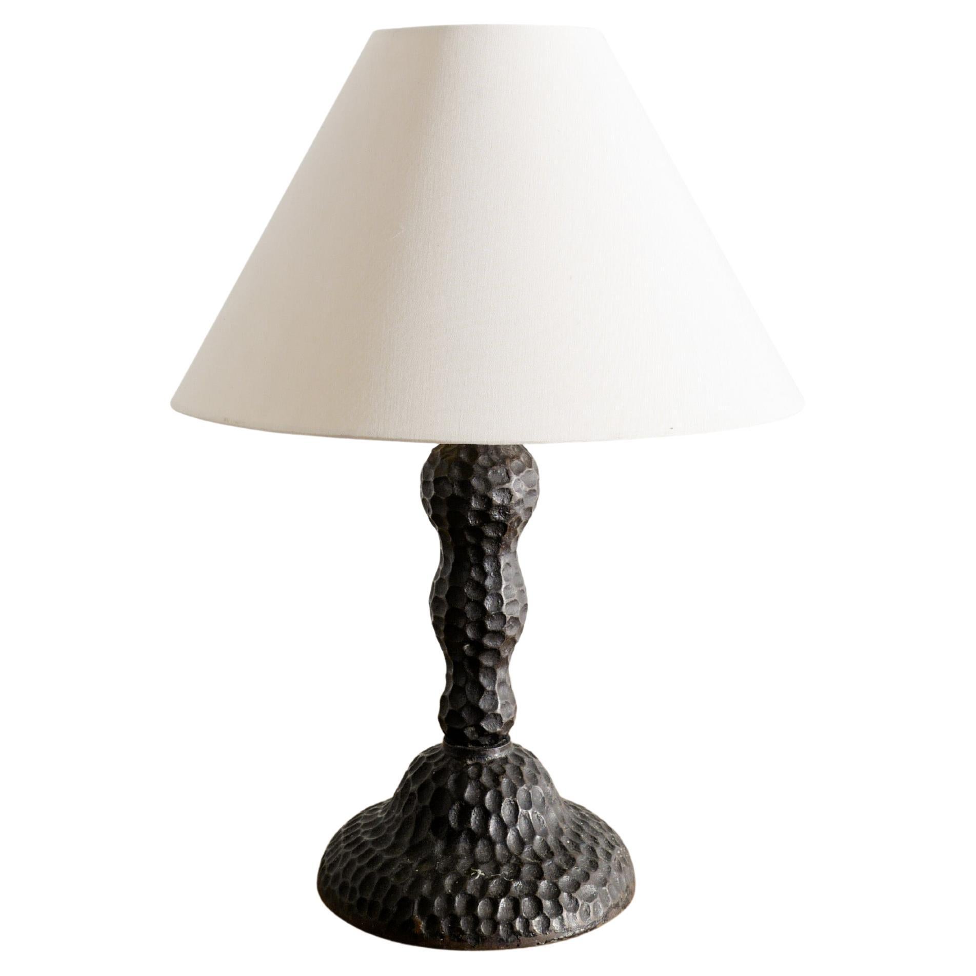 Lampada da tavolo scultorea danese di metà secolo in ghisa prodotta in Danimarca, anni '40 in vendita