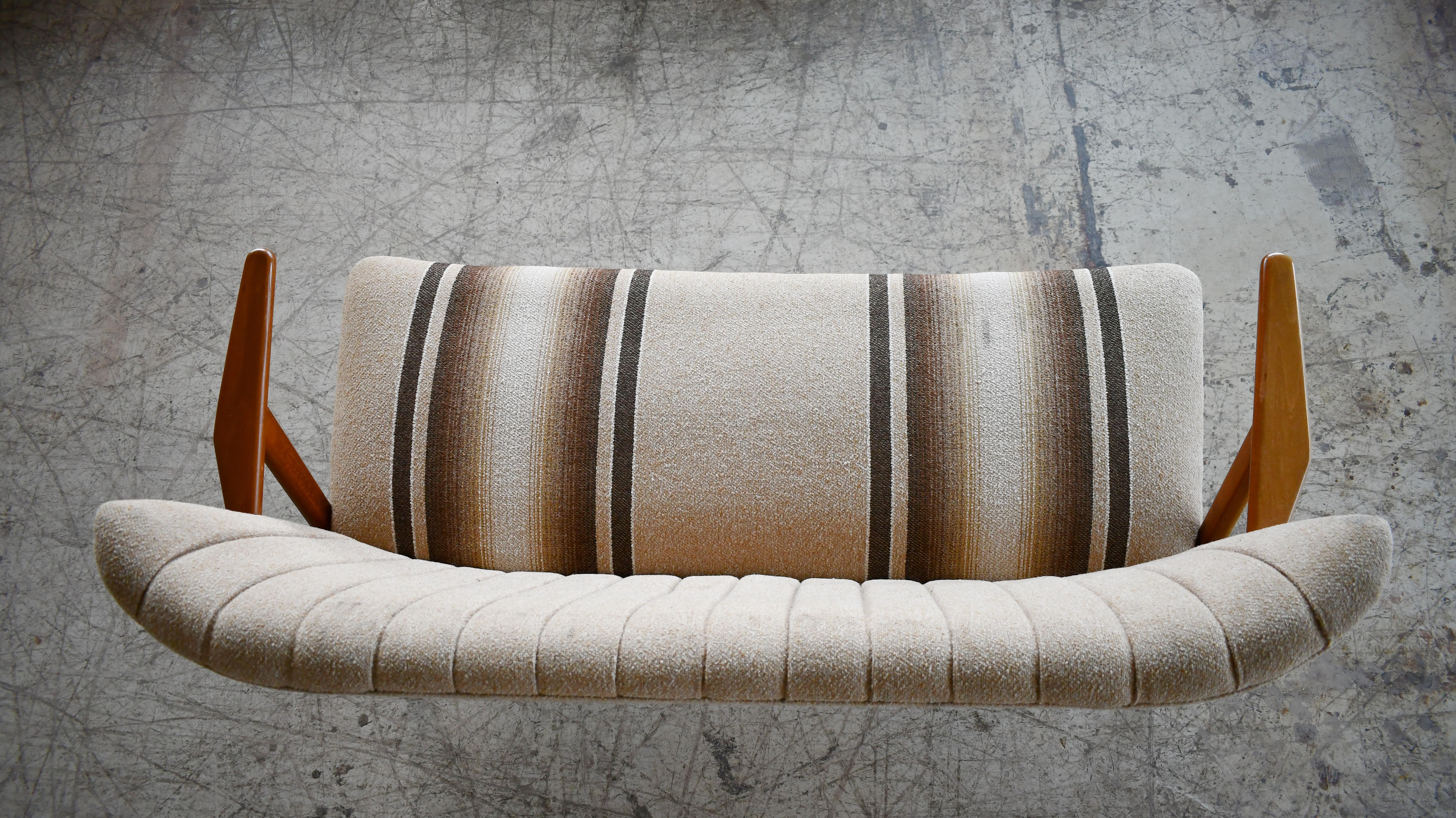 Sofá o loveseat danés de mediados de siglo al estilo de Kurt Olsen, años 50 en Bueno estado para la venta en Bridgeport, CT