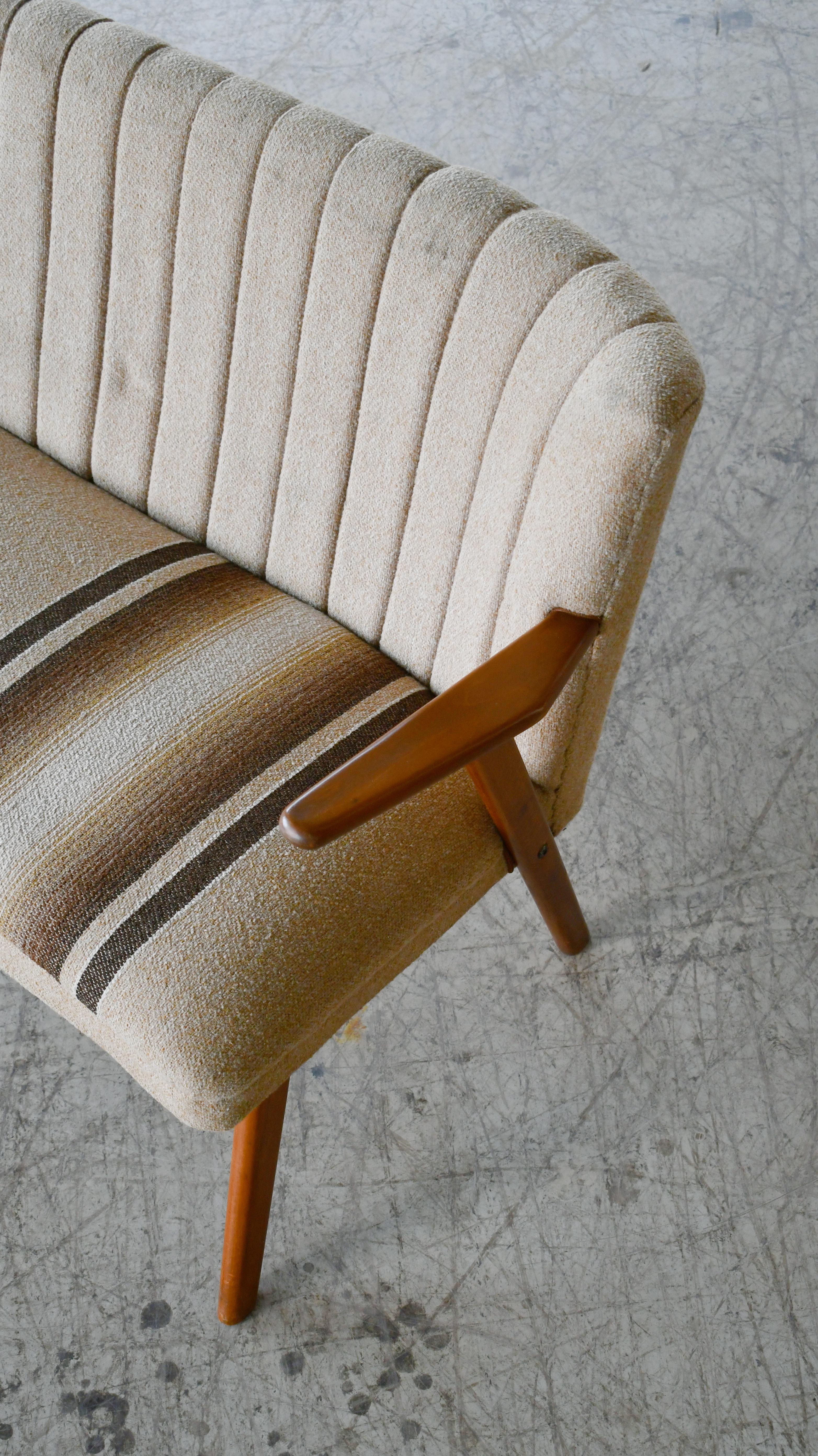 Sofá o loveseat danés de mediados de siglo al estilo de Kurt Olsen, años 50 mediados del siglo XX en venta