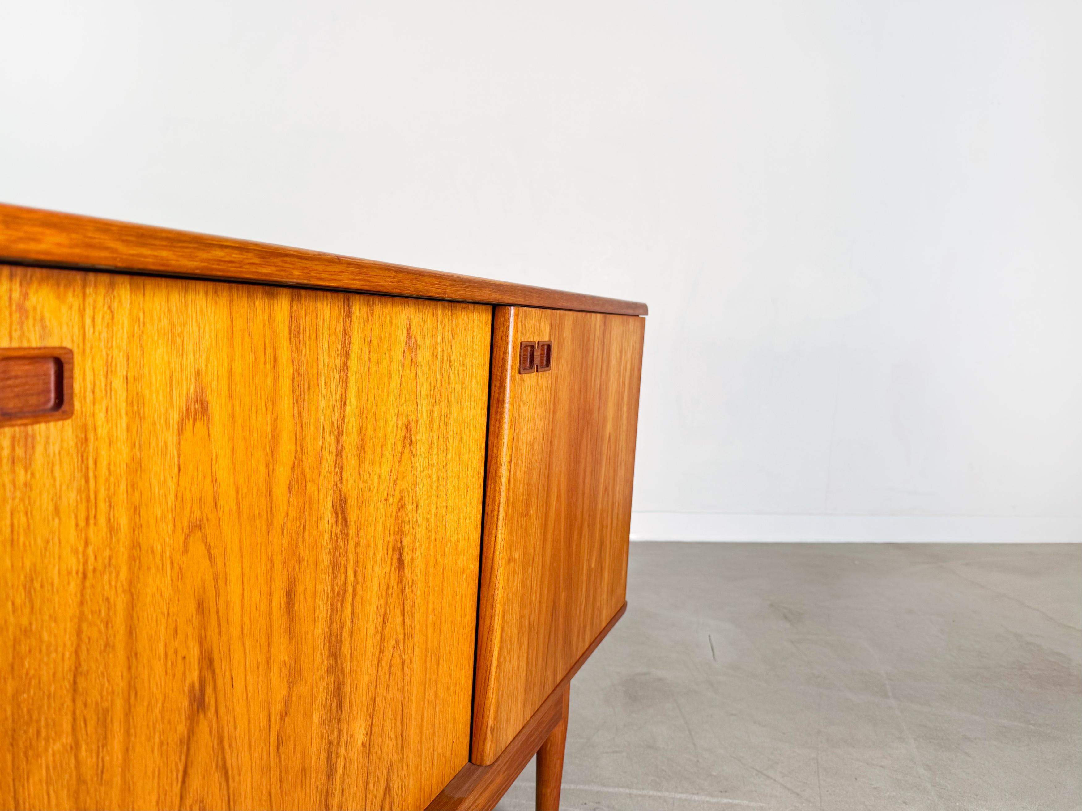 Buffet danois du milieu du siècle en teck Christian Linneberg vintage des années 60 en vente 1