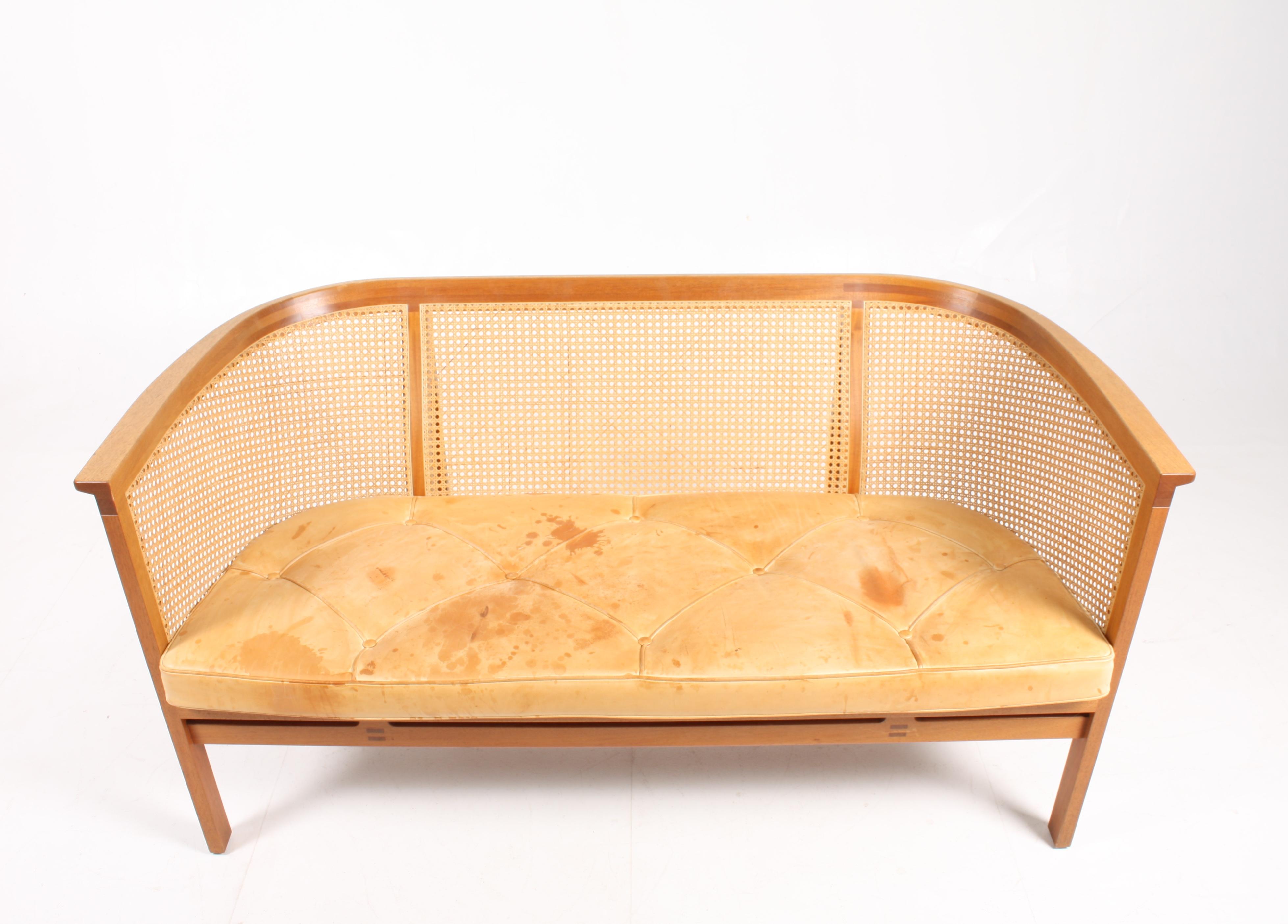 Dänisches Mid-Century-Sofa aus Mahagoni und patiniertem Leder von Rud Thygesen (Mitte des 20. Jahrhunderts) im Angebot