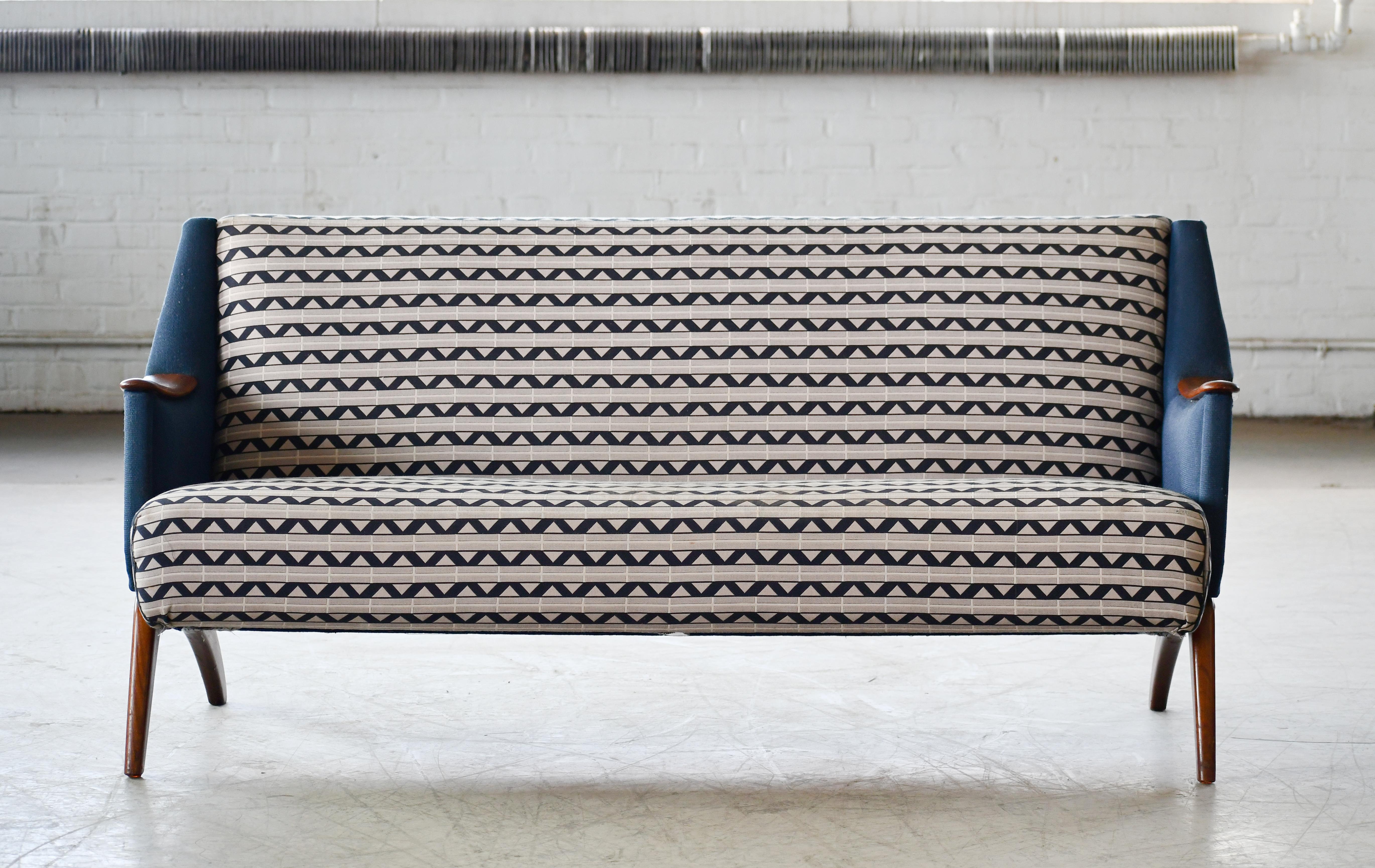 Dänisches Midcentury-Sofa aus zweifarbiger Wolle mit Beinen aus Teakholz und Holzakzenten, 1950er Jahre (Moderne der Mitte des Jahrhunderts) im Angebot
