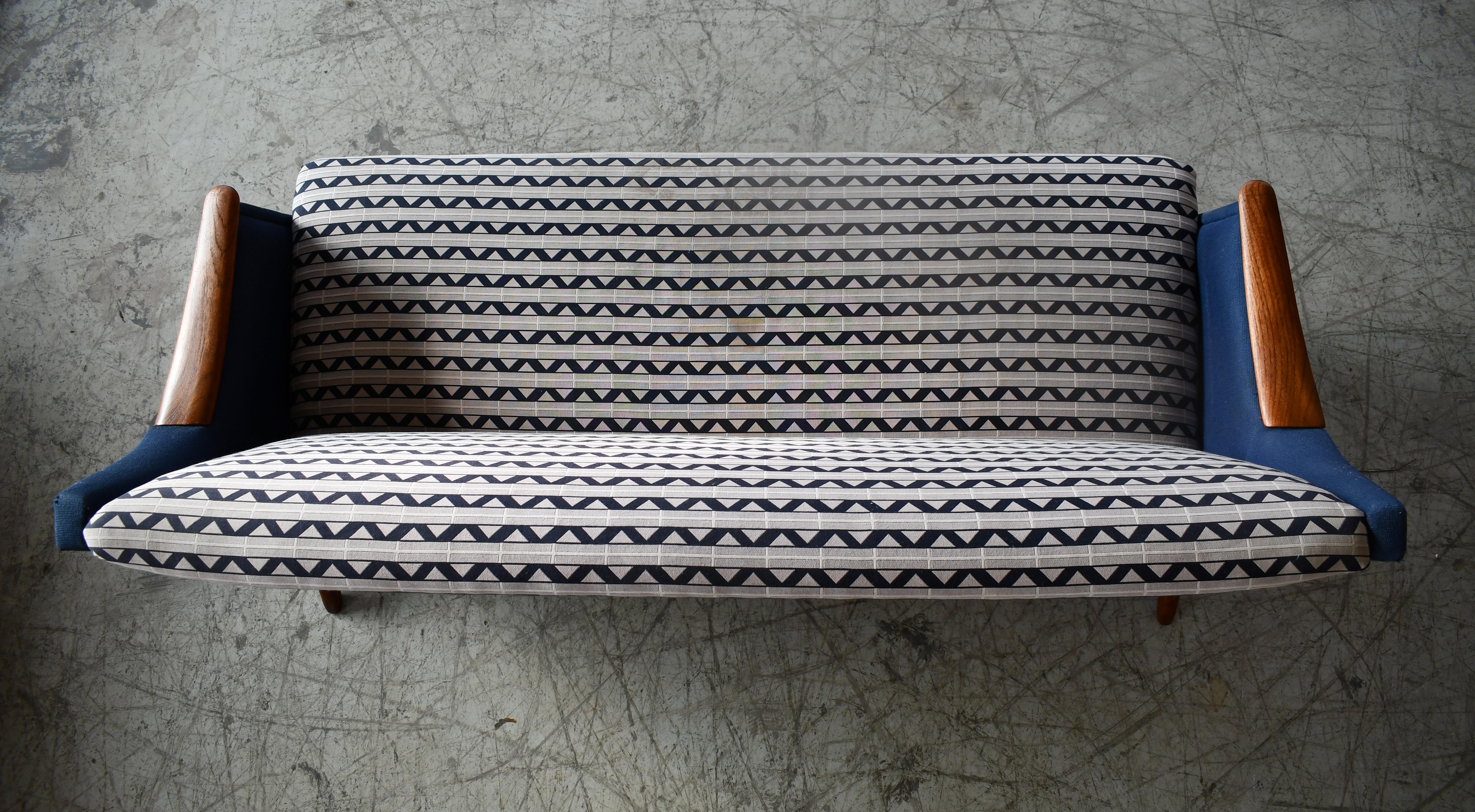 Canapé danois du milieu du siècle en laine bicolore avec pieds en teck et touches de bois, années 1950 en vente 2