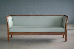Sofá danés de mediados de siglo con estructura de teca maciza atribuido a Jacob Kjaer