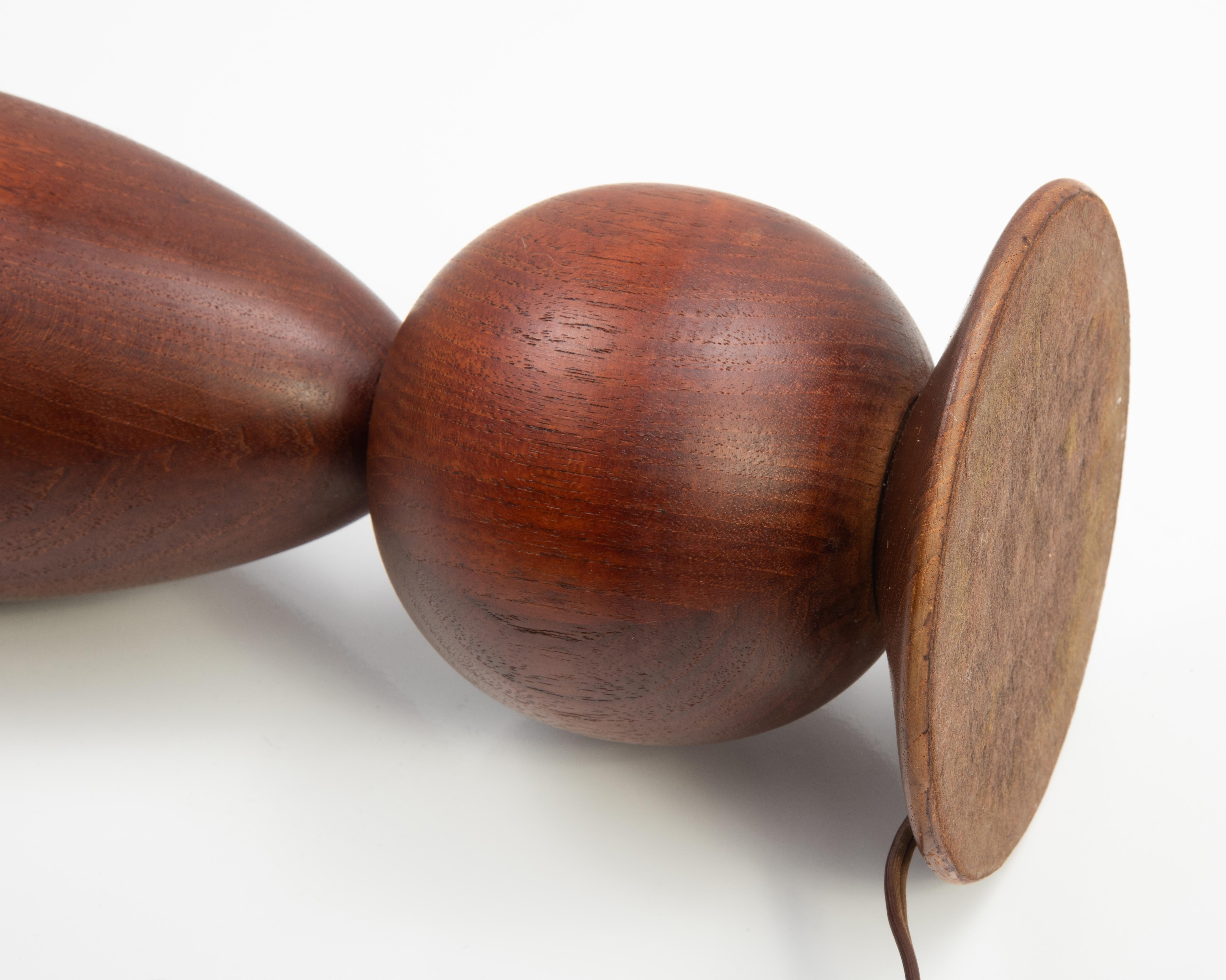 Lampada da tavolo scultorea in legno di teak danese della metà del secolo scorso, 1970 ESA in vendita 5