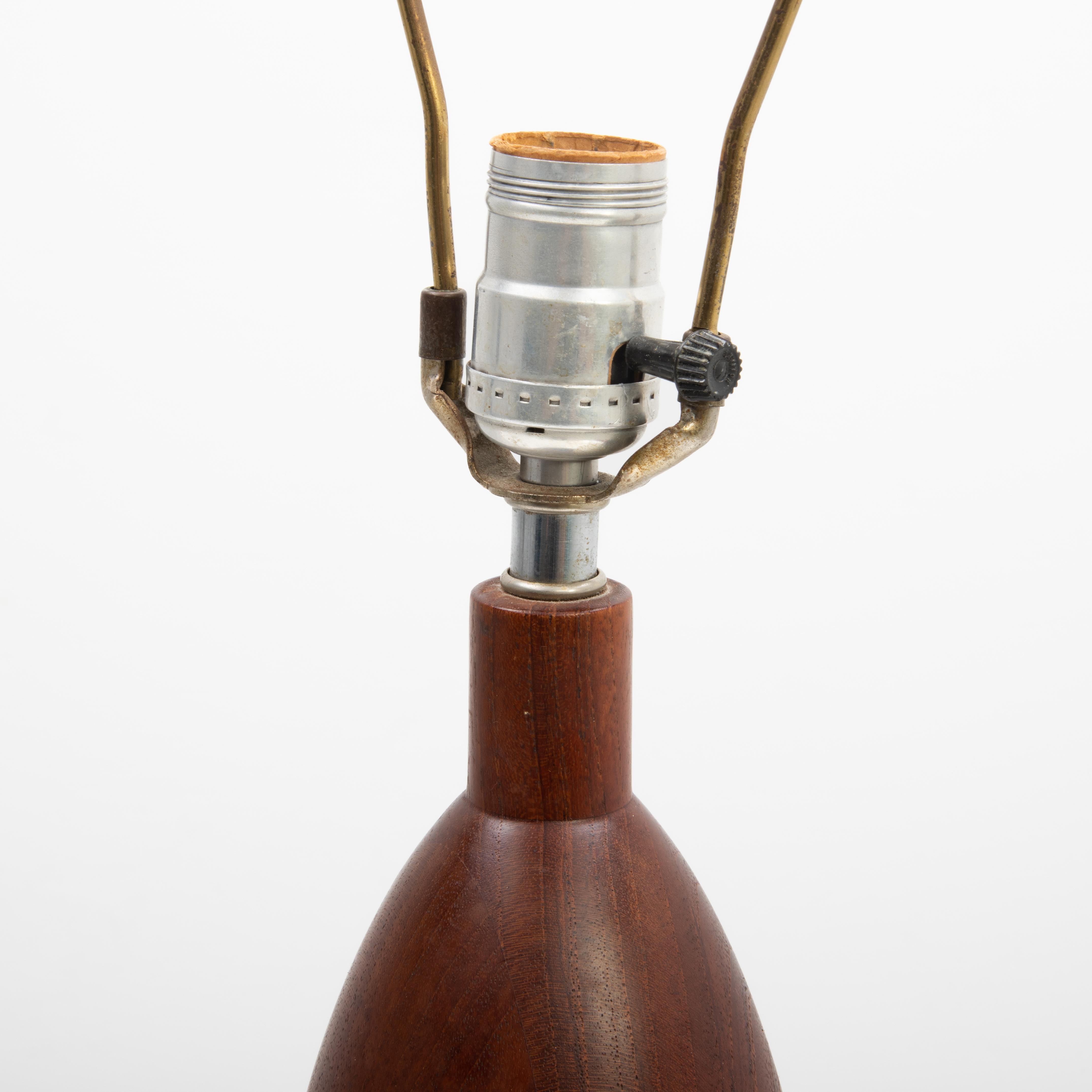 Fine XX secolo Lampada da tavolo scultorea in legno di teak danese della metà del secolo scorso, 1970 ESA in vendita