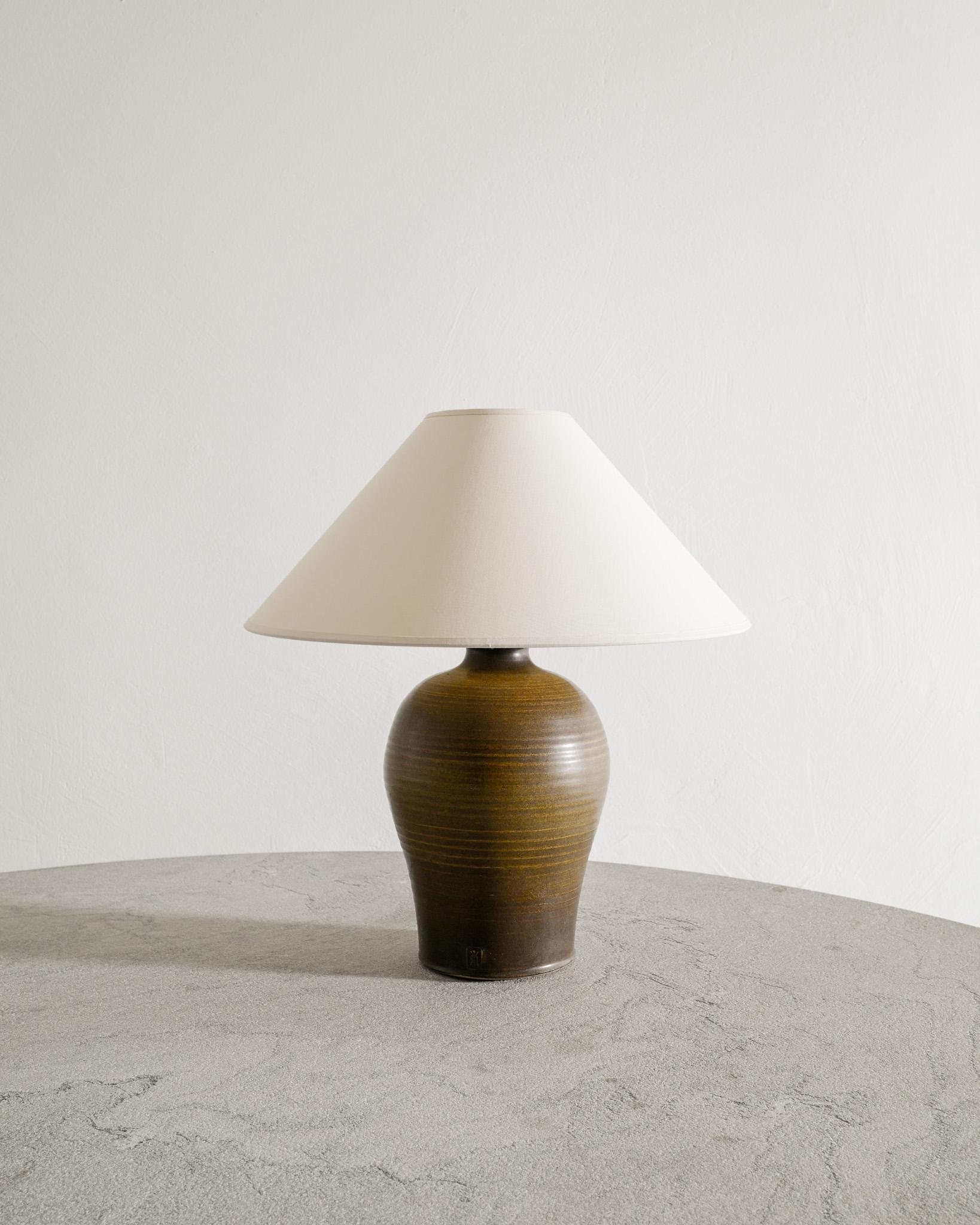 Rara lampada da tavolo danese di metà secolo in gres ceramico smaltato verde scuro di un designer anonimo prodotto in Danimarca, anni '60. In buone condizioni originali. 

Dimensioni: 
Con il paralume: H. 43 cm Diametro: 37 cm 
Senza paralume: H. H.