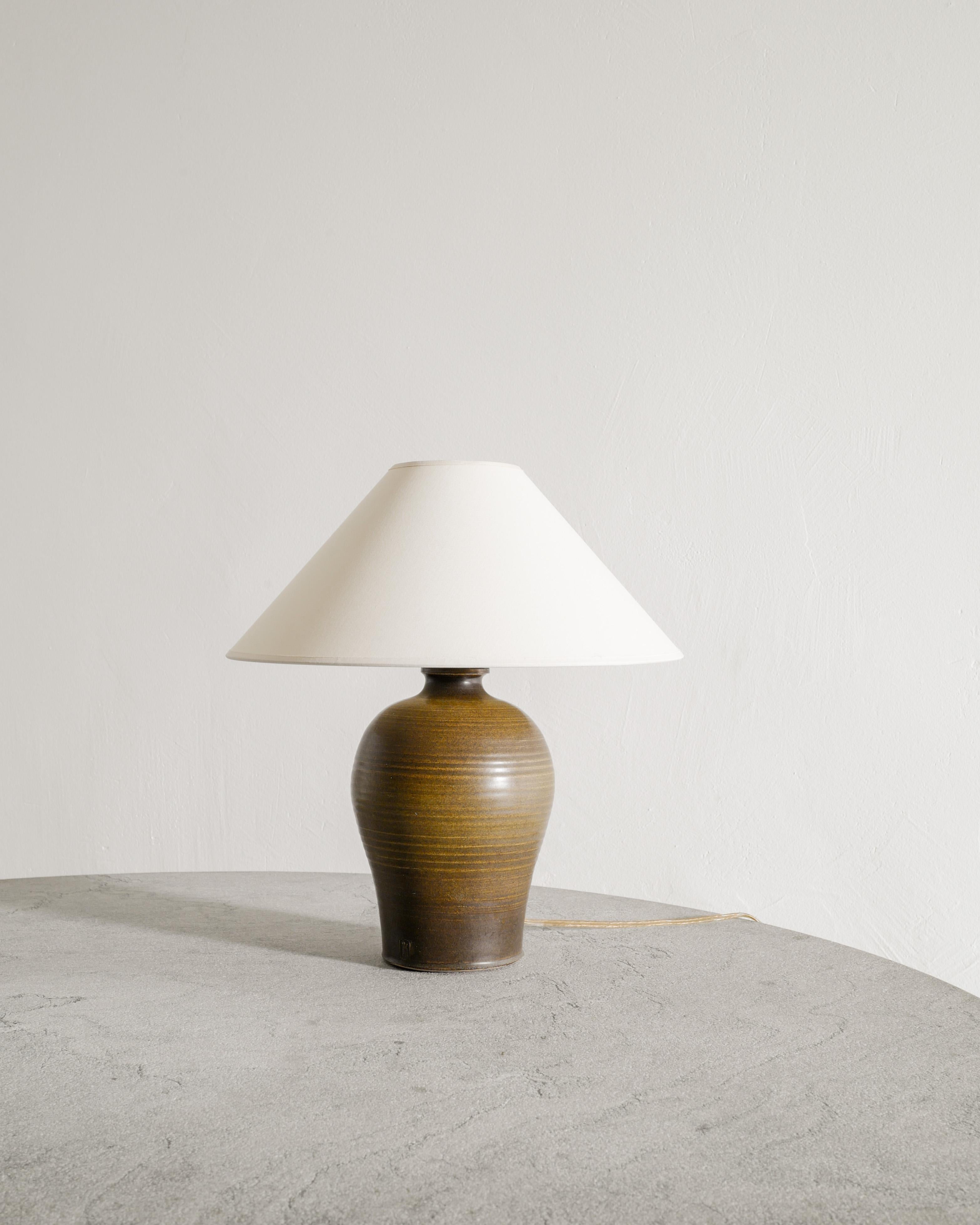 Danese Lampada da tavolo danese di metà secolo in gres ceramico con smalto verde, anni '60 in vendita