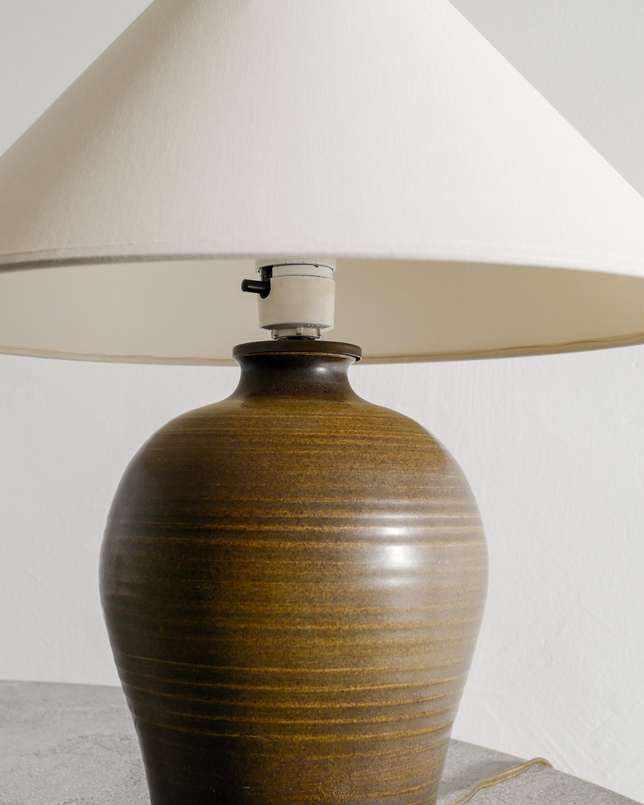 Metà XX secolo Lampada da tavolo danese di metà secolo in gres ceramico con smalto verde, anni '60 in vendita