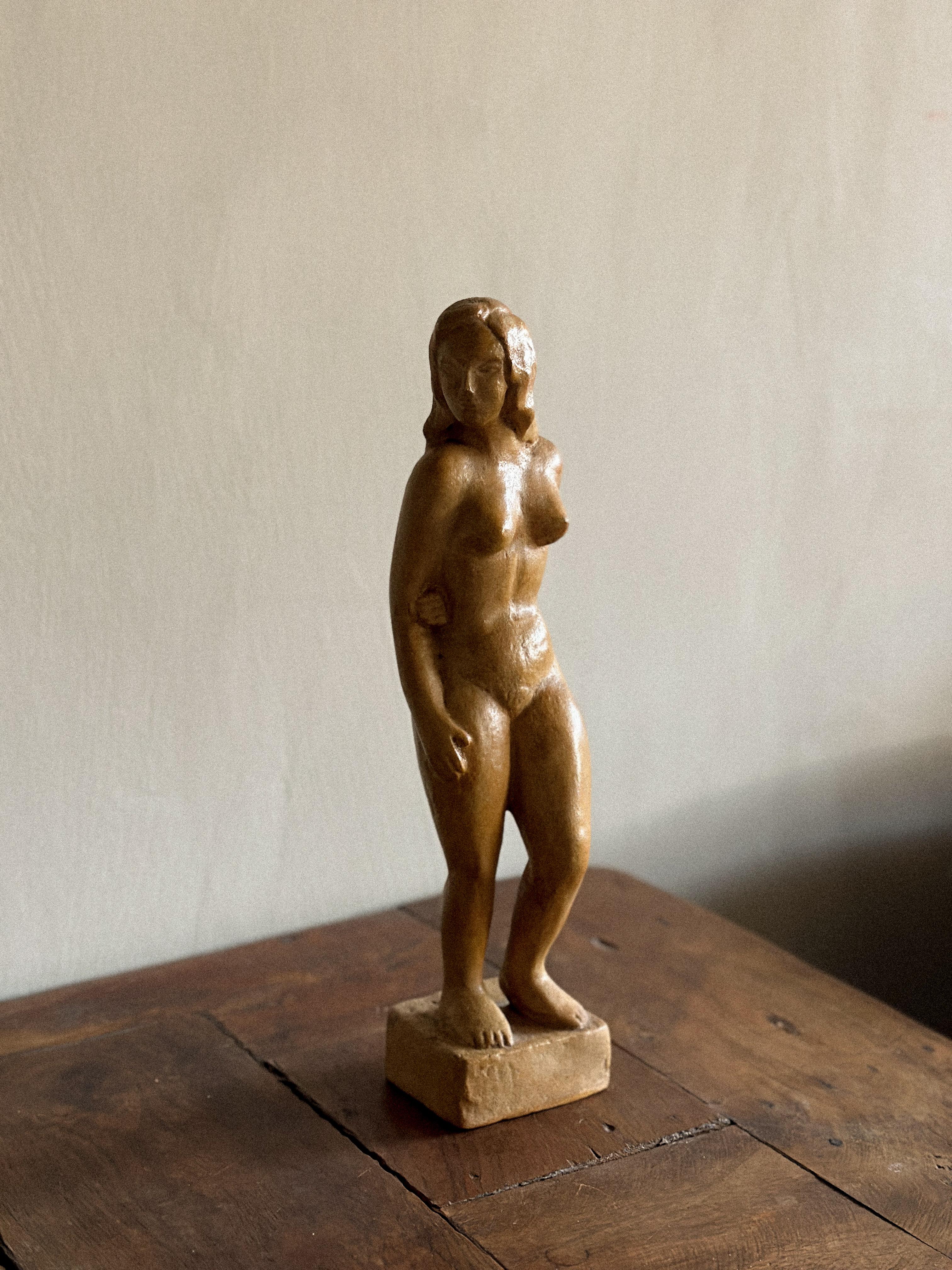 Mid-Century moderno Scultura in gres danese di metà secolo di una donna in posa, Anonimo, c.C. anni '70 in vendita