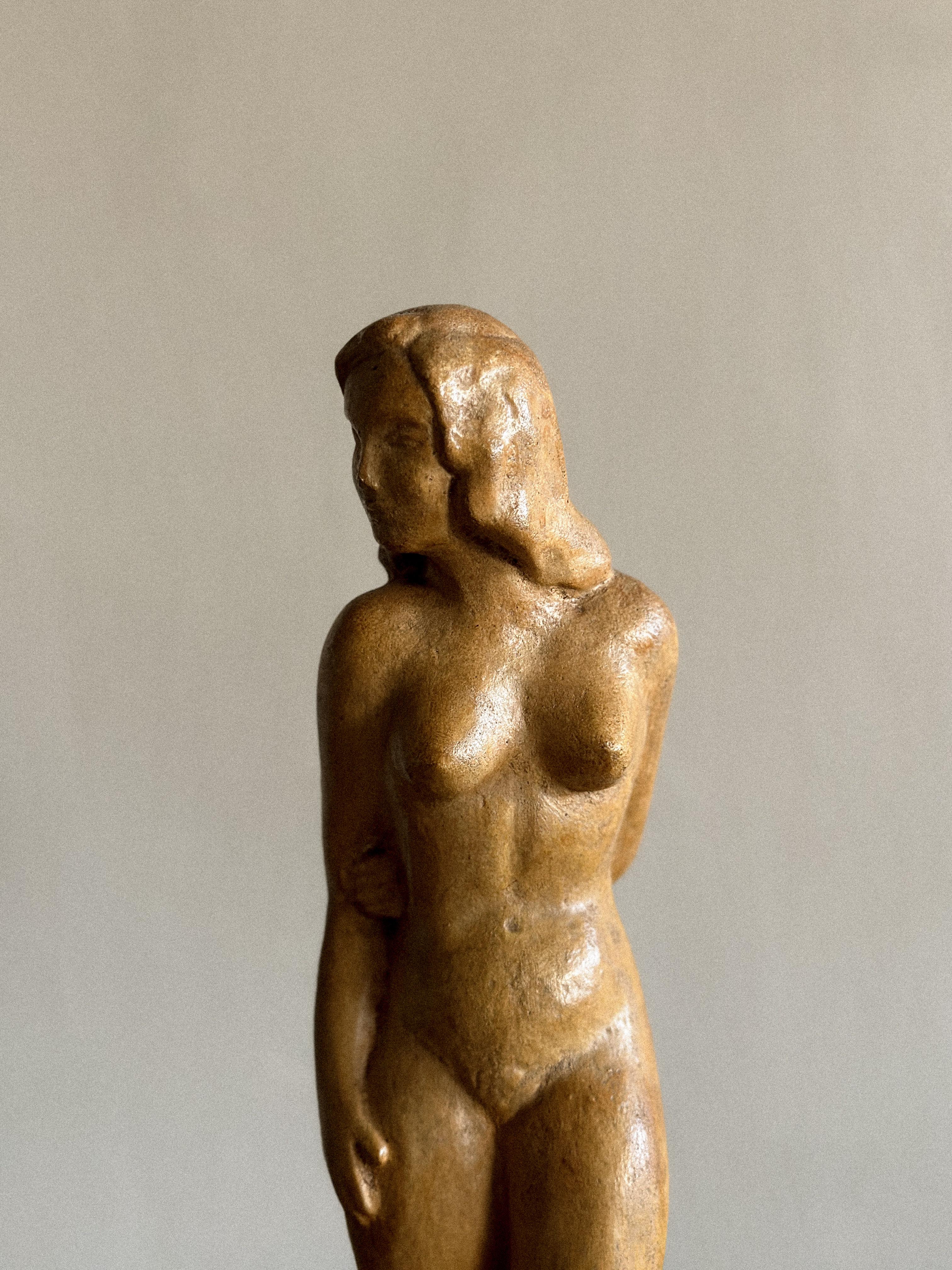 Danese Scultura in gres danese di metà secolo di una donna in posa, Anonimo, c.C. anni '70 in vendita