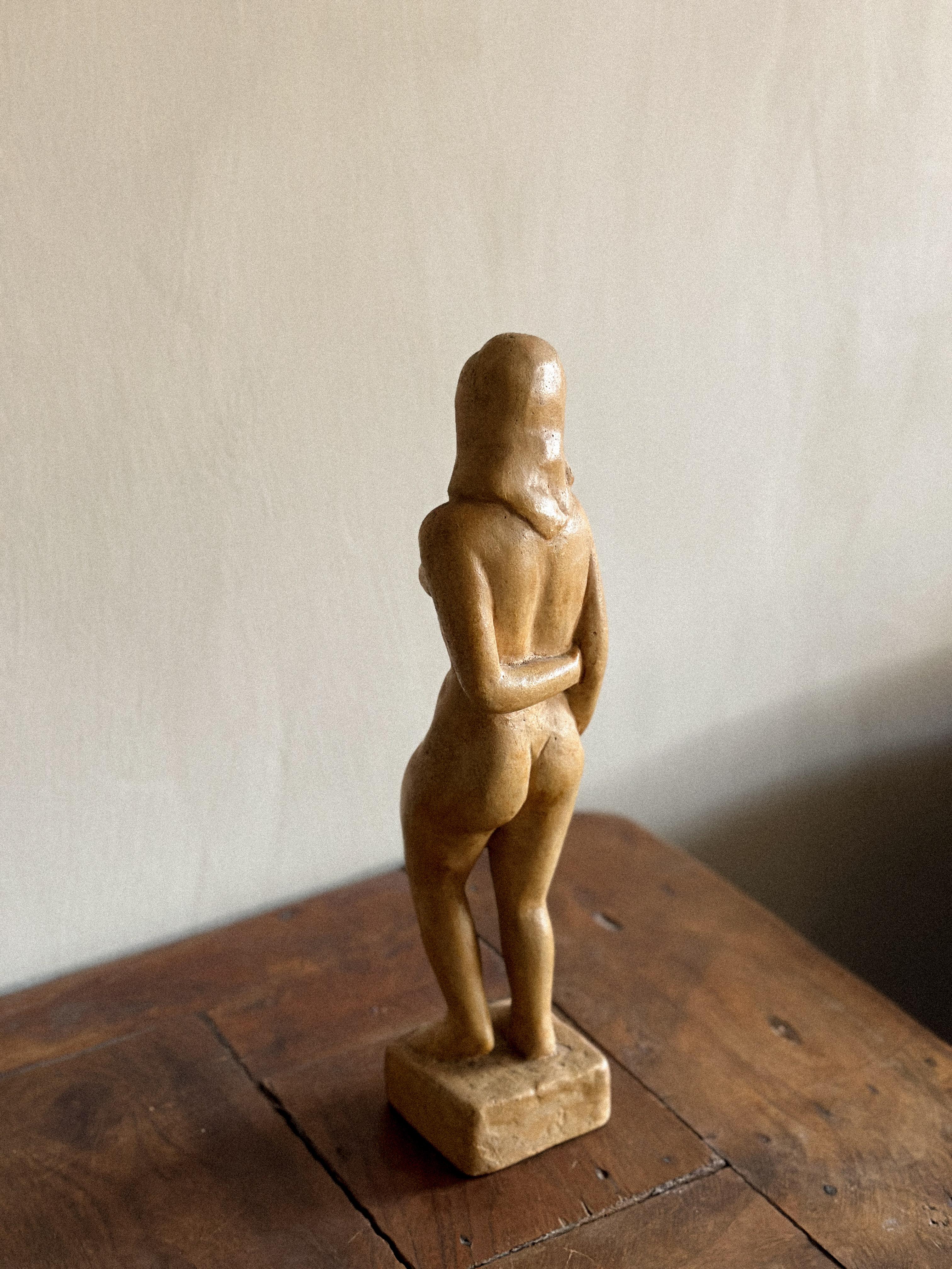 Scultura in gres danese di metà secolo di una donna in posa, Anonimo, c.C. anni '70 In condizioni buone in vendita a Hønefoss, 30