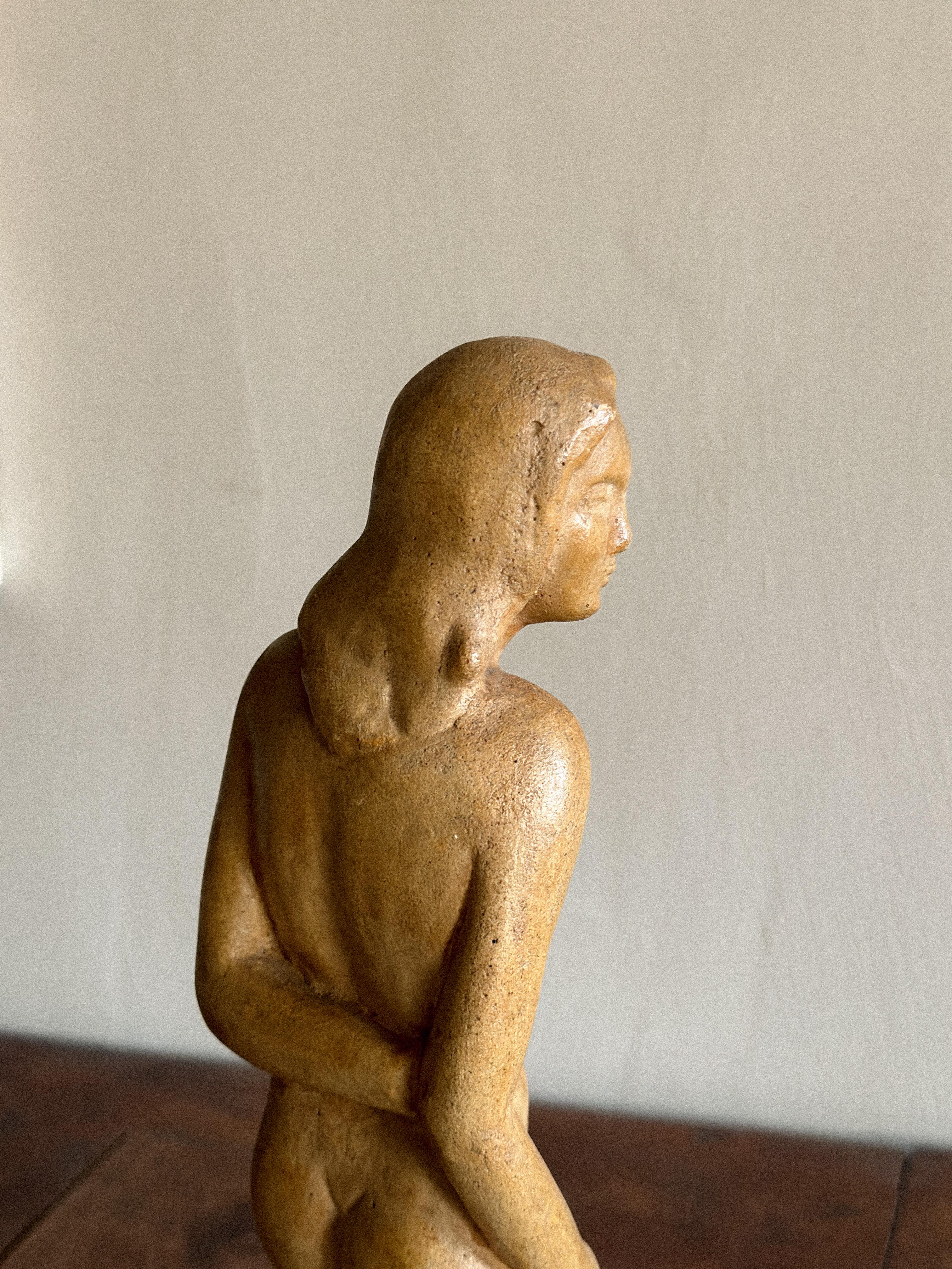 XX secolo Scultura in gres danese di metà secolo di una donna in posa, Anonimo, c.C. anni '70 in vendita