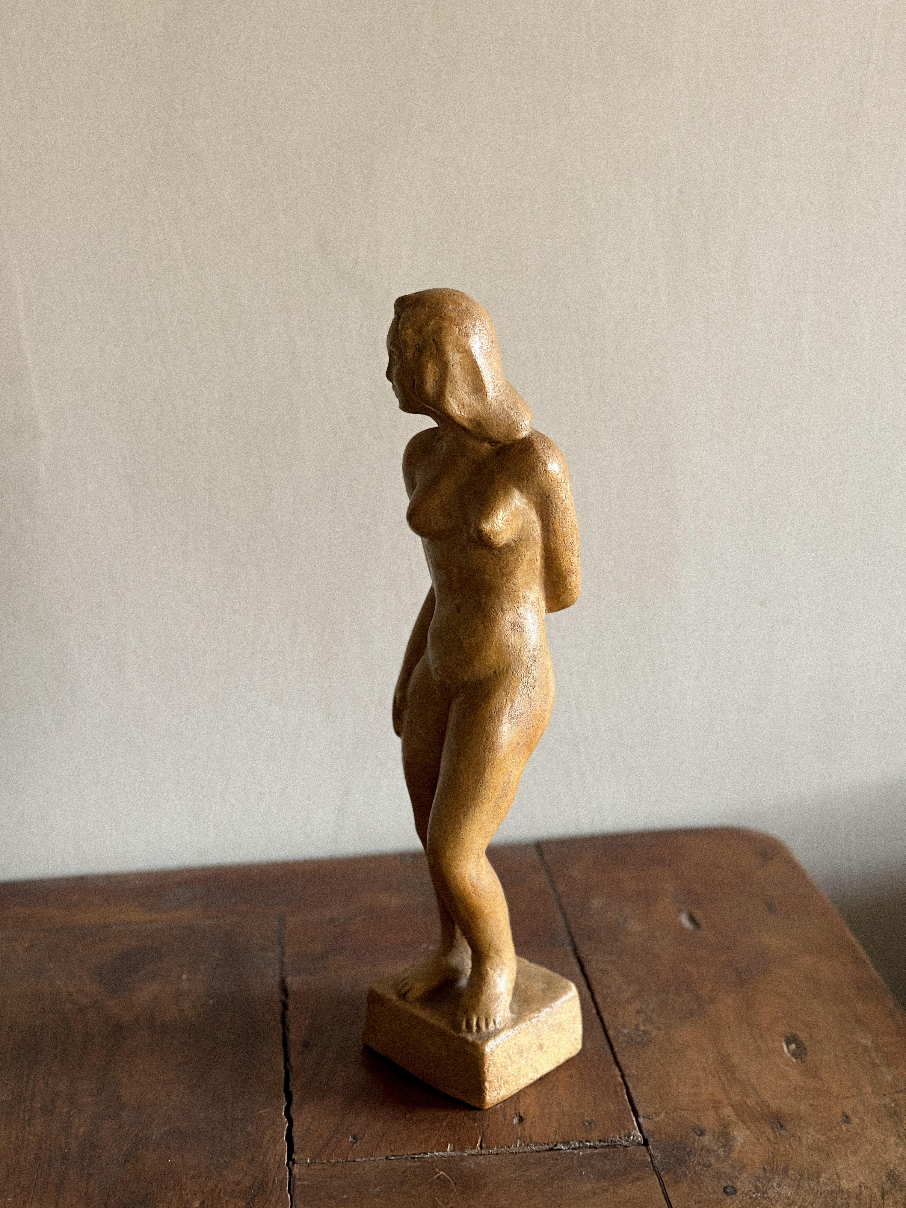 Ottone Scultura in gres danese di metà secolo di una donna in posa, Anonimo, c.C. anni '70 in vendita