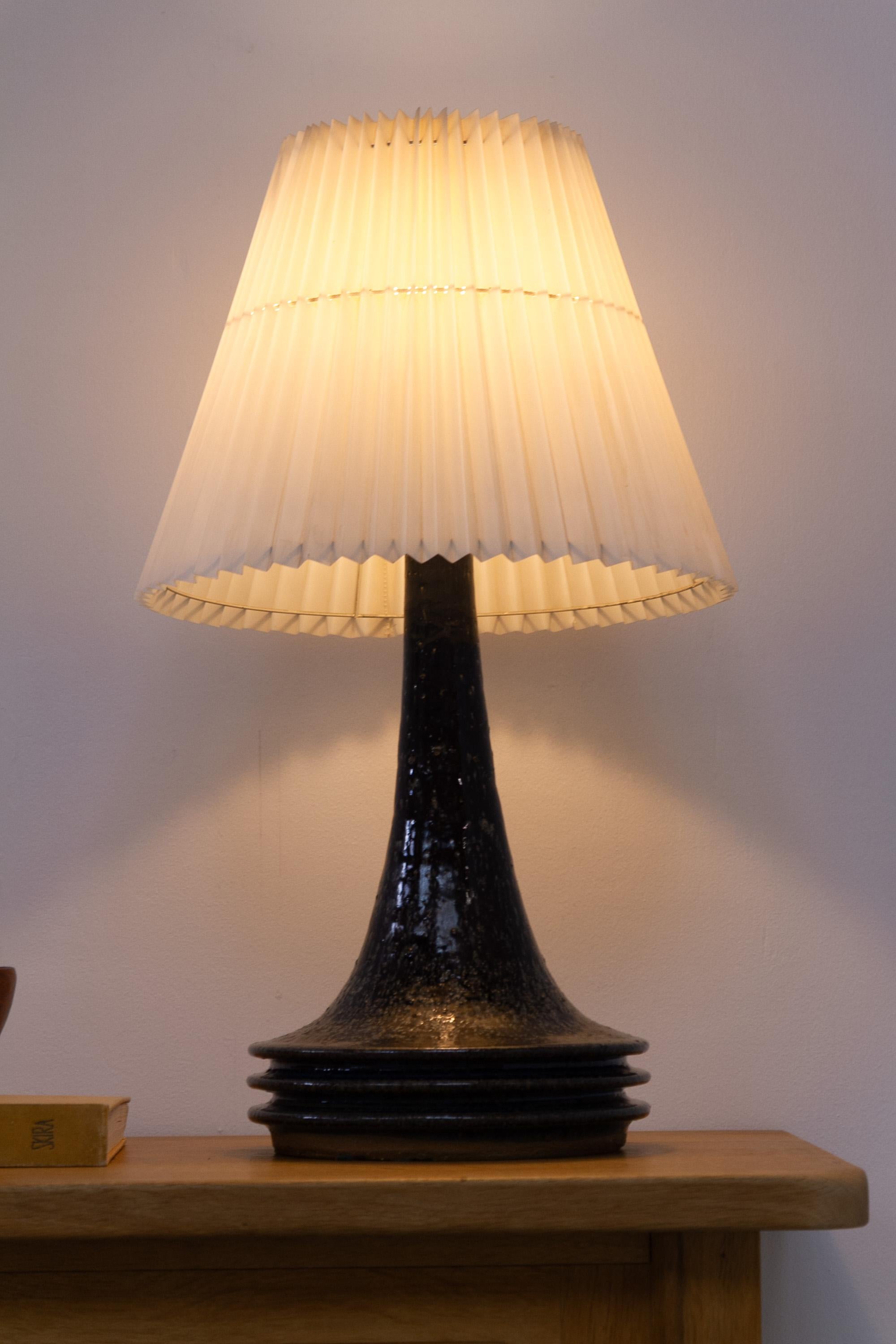 Lampe de table danoise en grès du milieu du siècle par Frank Tromborg pour Axella, années 1960.

Étonnante lampe de table The Modern Scandinavian Mid-Century Modern avec glaçure bleue. Réalisé en coopération entre Axella Stentøj et Tromborg Keramik,