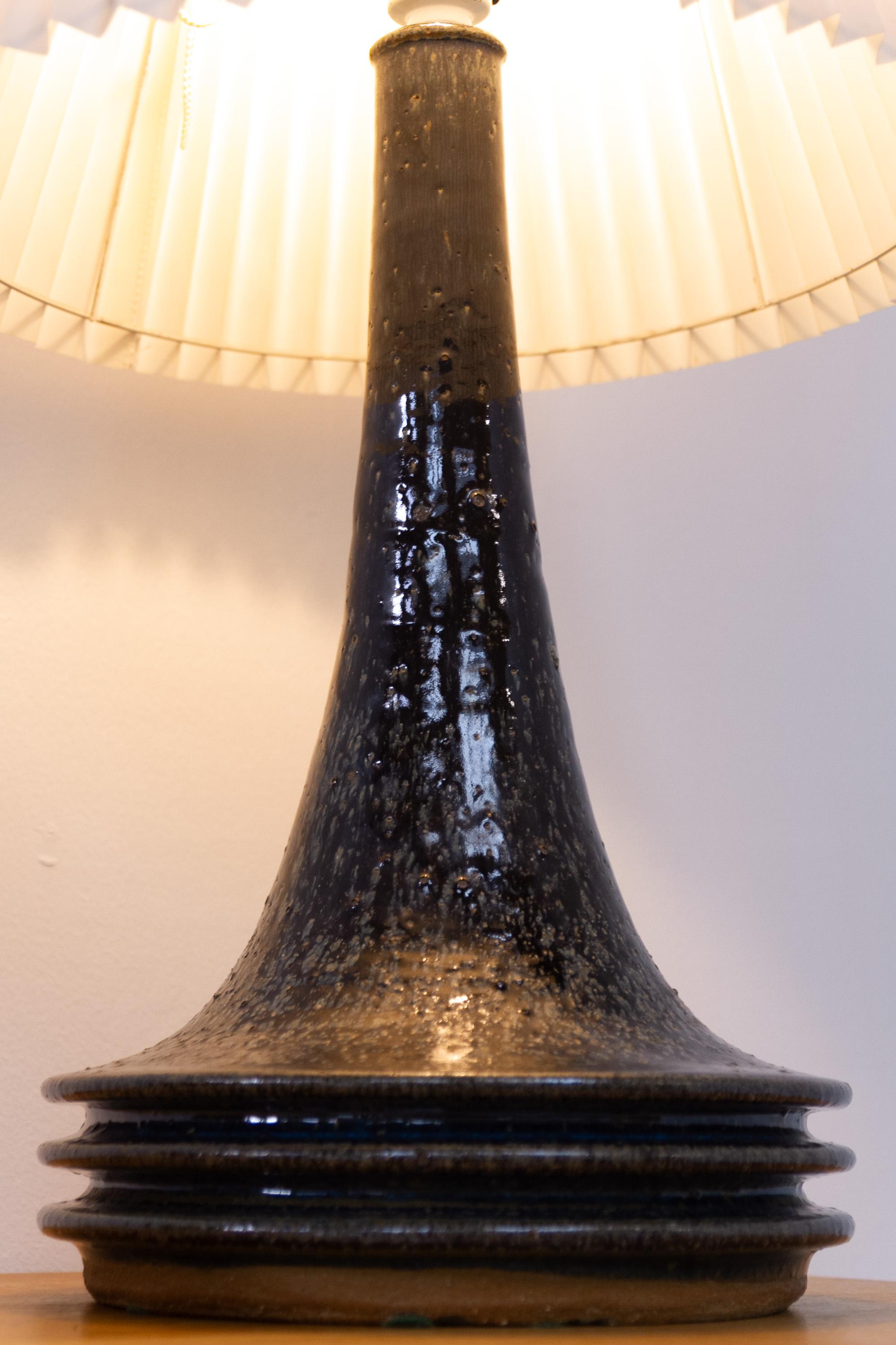 Danois Lampe de table danoise en grès du milieu du siècle par Frank Tromborg pour Axella, années 1960. en vente