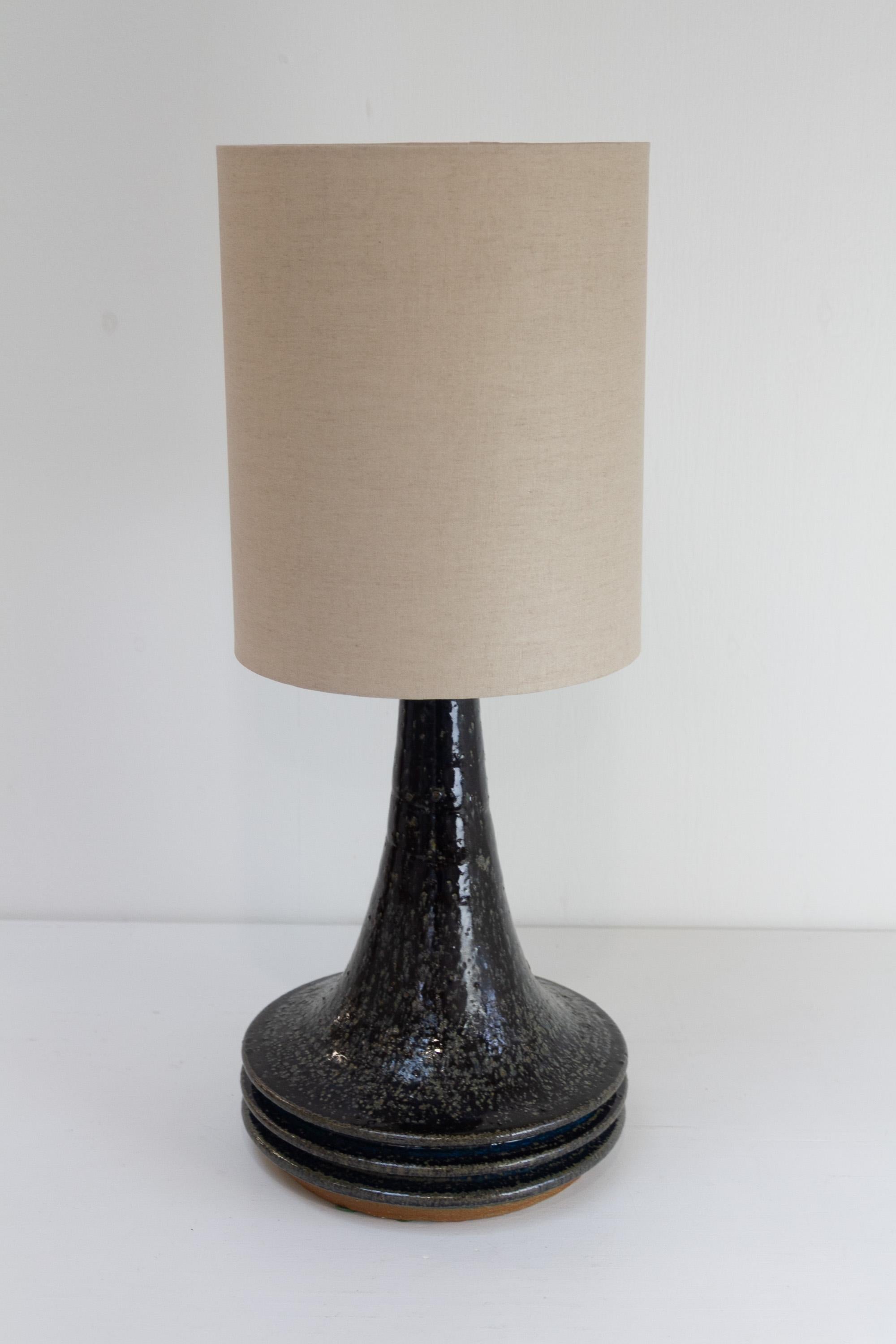 Milieu du XXe siècle Lampe de table danoise en grès du milieu du siècle par Frank Tromborg pour Axella, années 1960. en vente