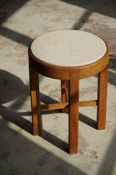 Taburete danés de mediados de siglo en roble y retapizado en lana Bouclé, ca. 1950