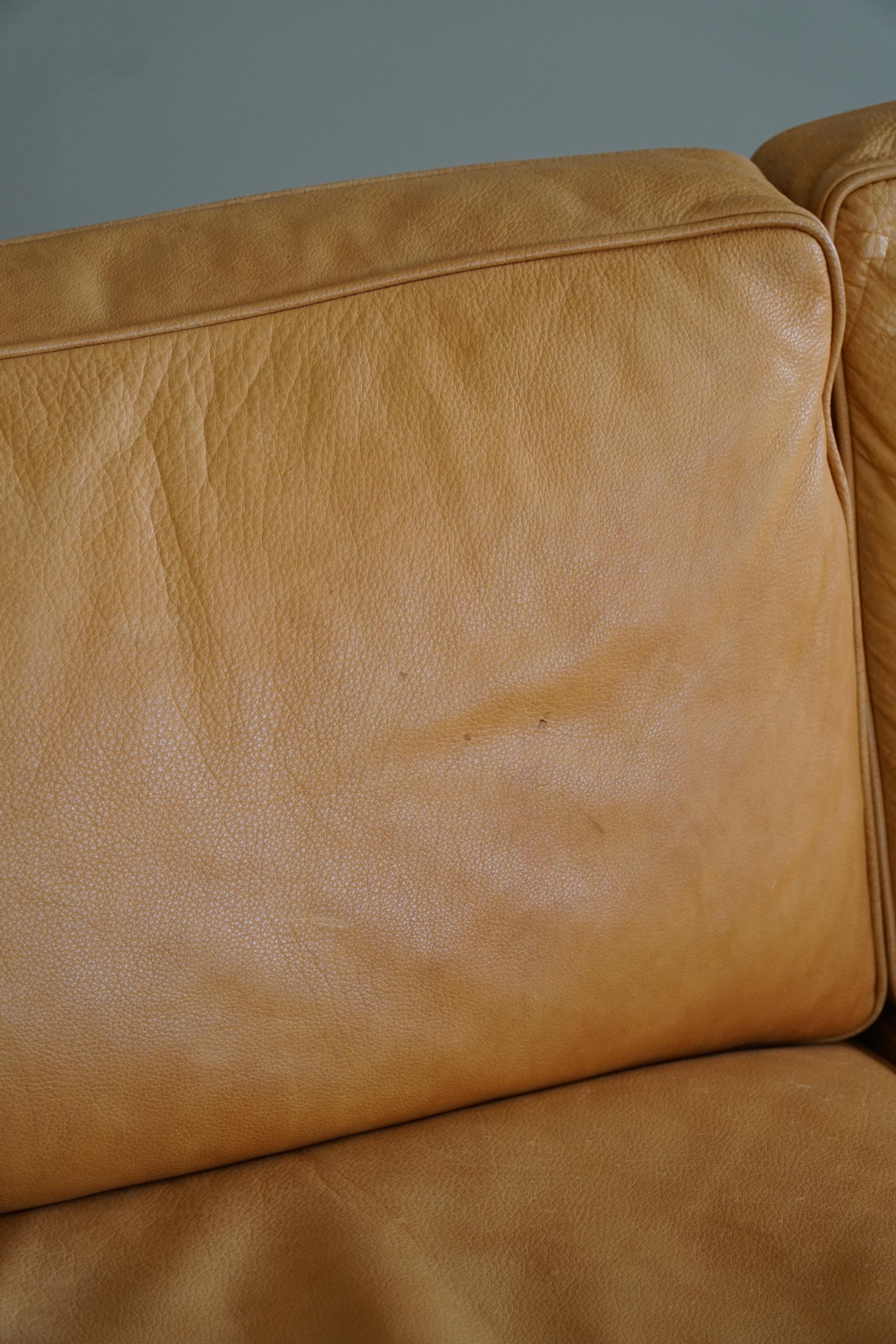 Dänisches Stouby 3-Sitzer-Sofa aus cognacbraunem Leder aus der Jahrhundertmitte, 1970er Jahre im Angebot 8