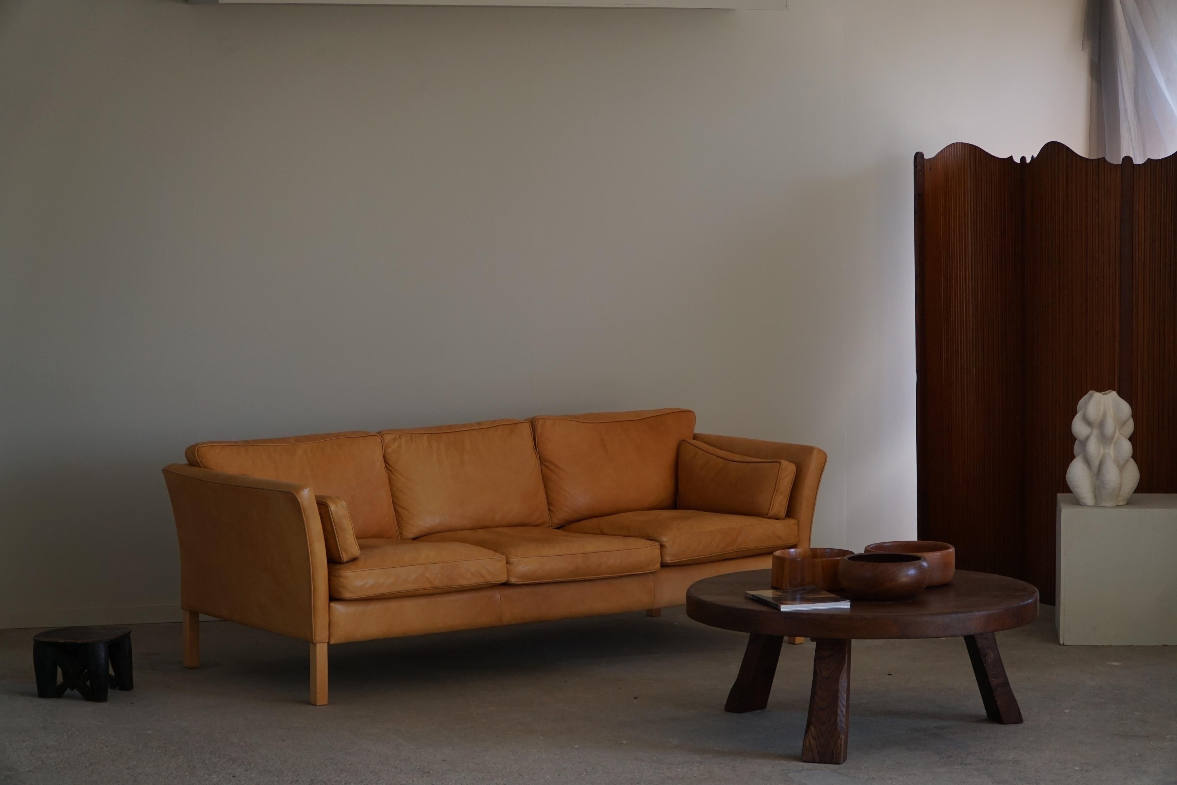 Dänisches Stouby 3-Sitzer-Sofa aus cognacbraunem Leder aus der Jahrhundertmitte, 1970er Jahre (Moderne der Mitte des Jahrhunderts) im Angebot