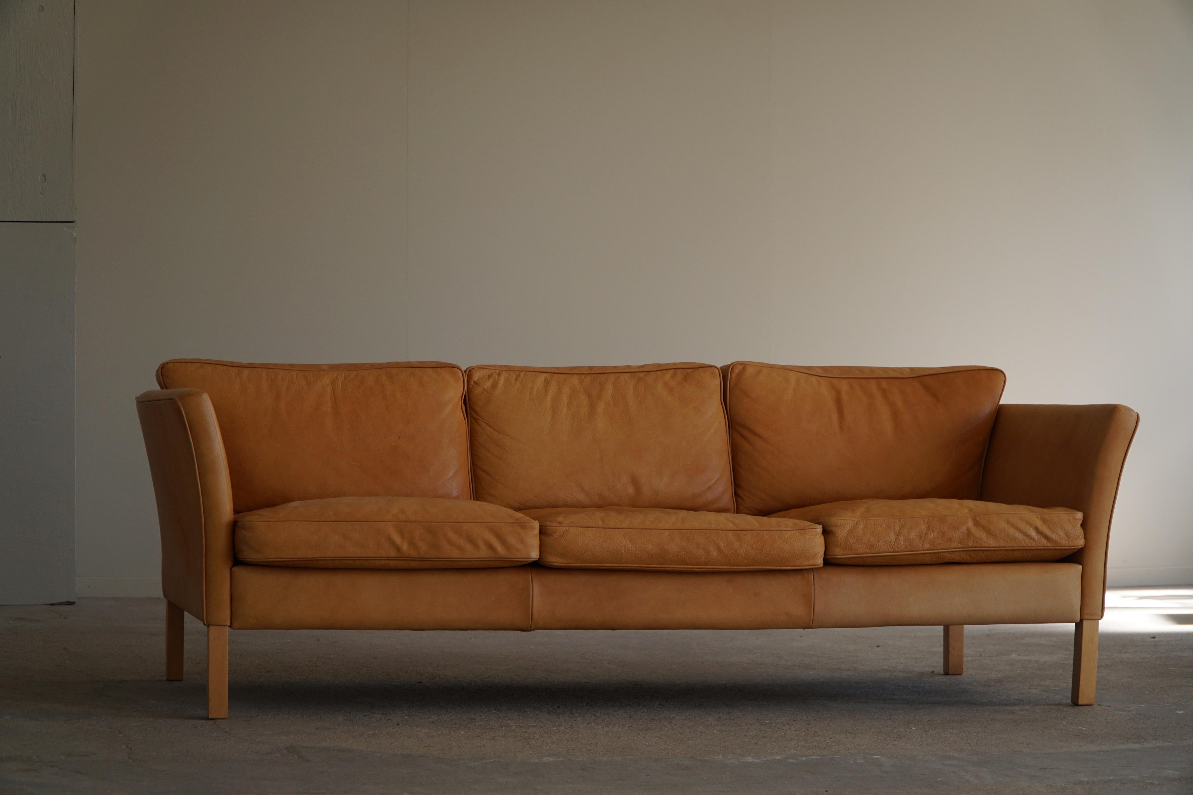Dänisches Stouby 3-Sitzer-Sofa aus cognacbraunem Leder aus der Jahrhundertmitte, 1970er Jahre im Zustand „Gut“ im Angebot in Odense, DK