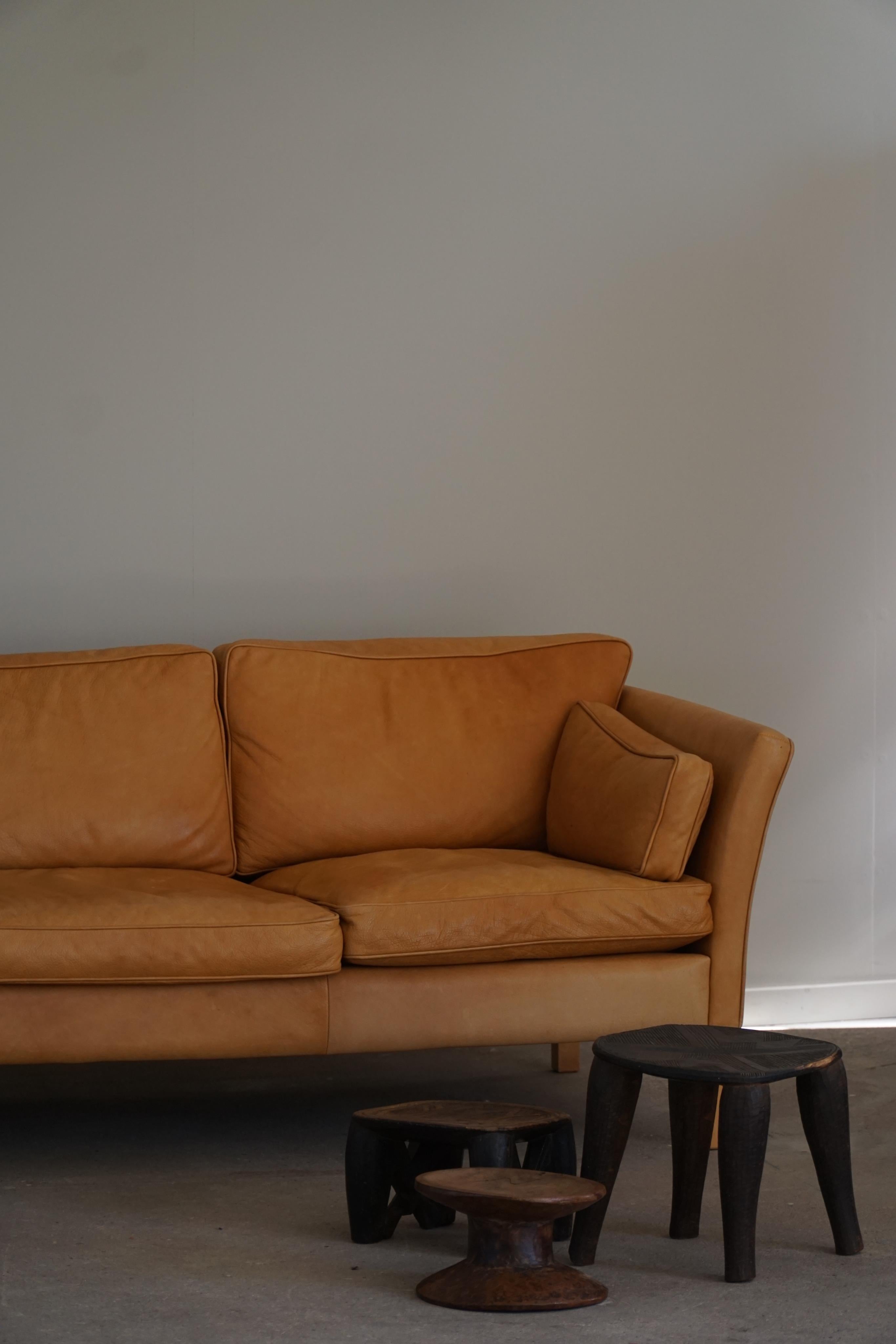 Dänisches Stouby 3-Sitzer-Sofa aus cognacbraunem Leder aus der Jahrhundertmitte, 1970er Jahre (20. Jahrhundert) im Angebot