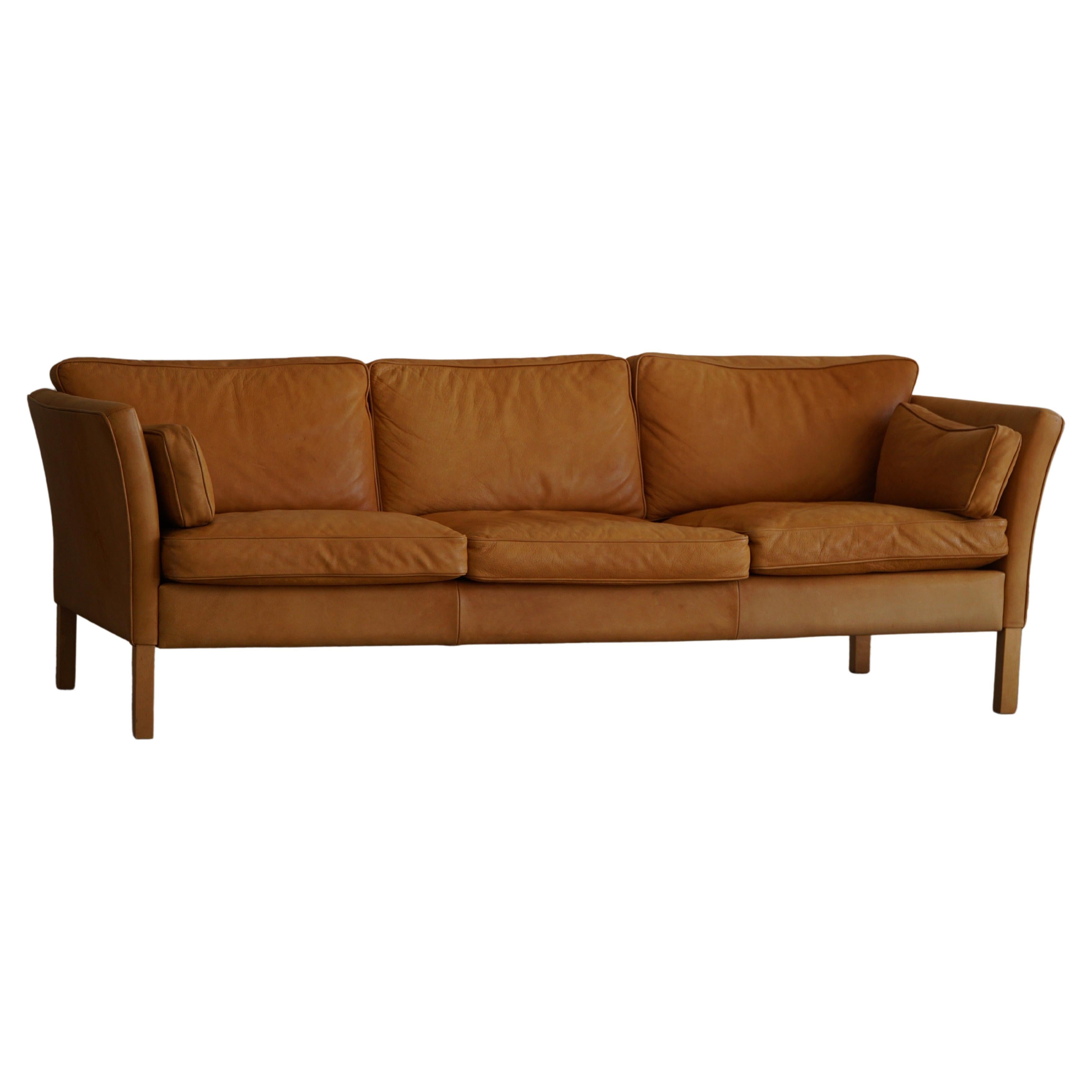 Dänisches Stouby 3-Sitzer-Sofa aus cognacbraunem Leder aus der Jahrhundertmitte, 1970er Jahre