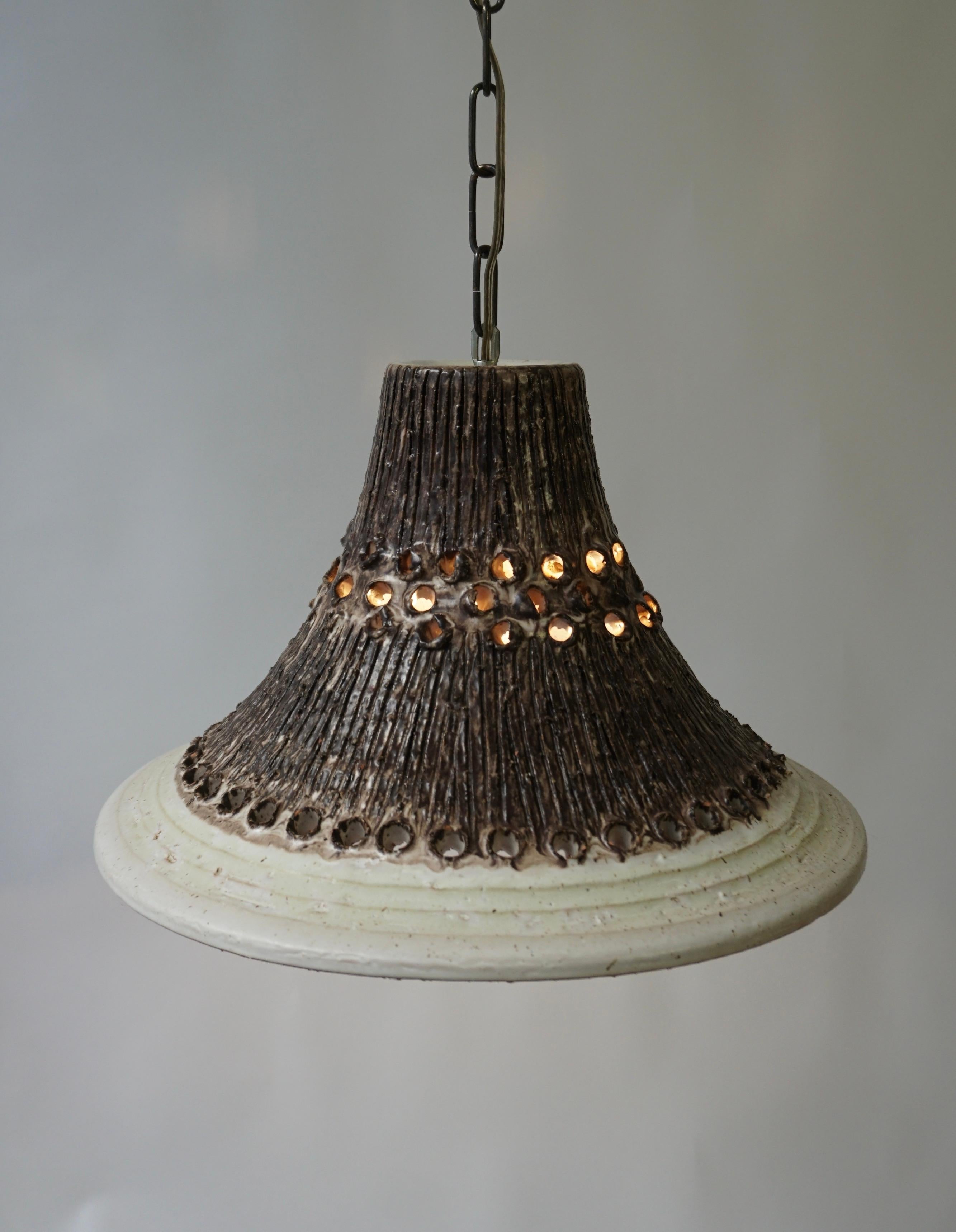 Magnifique lampe suspendue danoise en céramique avec chaîne d'origine et plaque de plafond en céramique, fabriquée dans les années 1950 et 1960.

Cette magnifique lampe suspendue danoise des années 50 et 60 est fabriquée en céramique et présente un