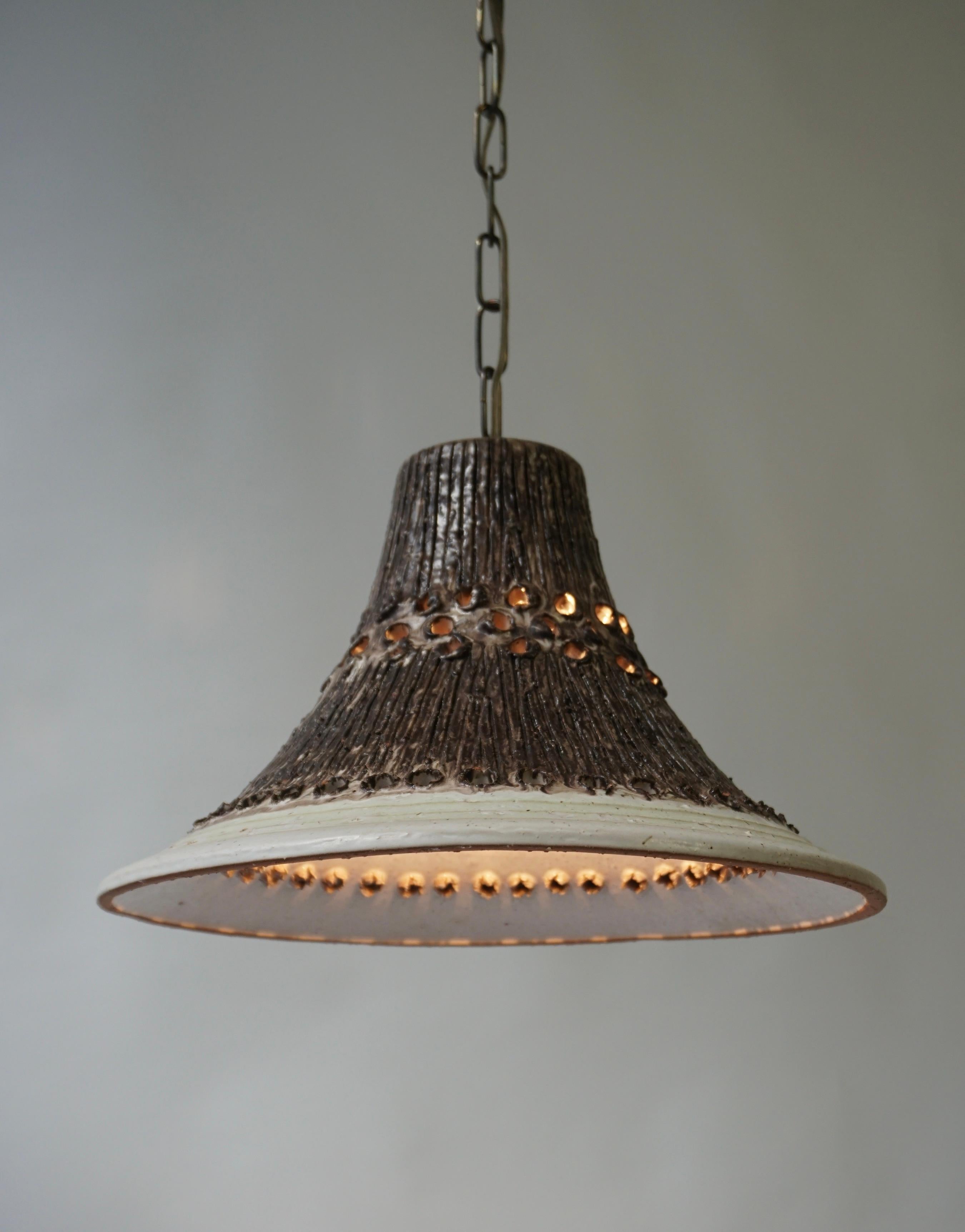 Laiton Lampe suspendue danoise du milieu du siècle en Studio Pottery en vente