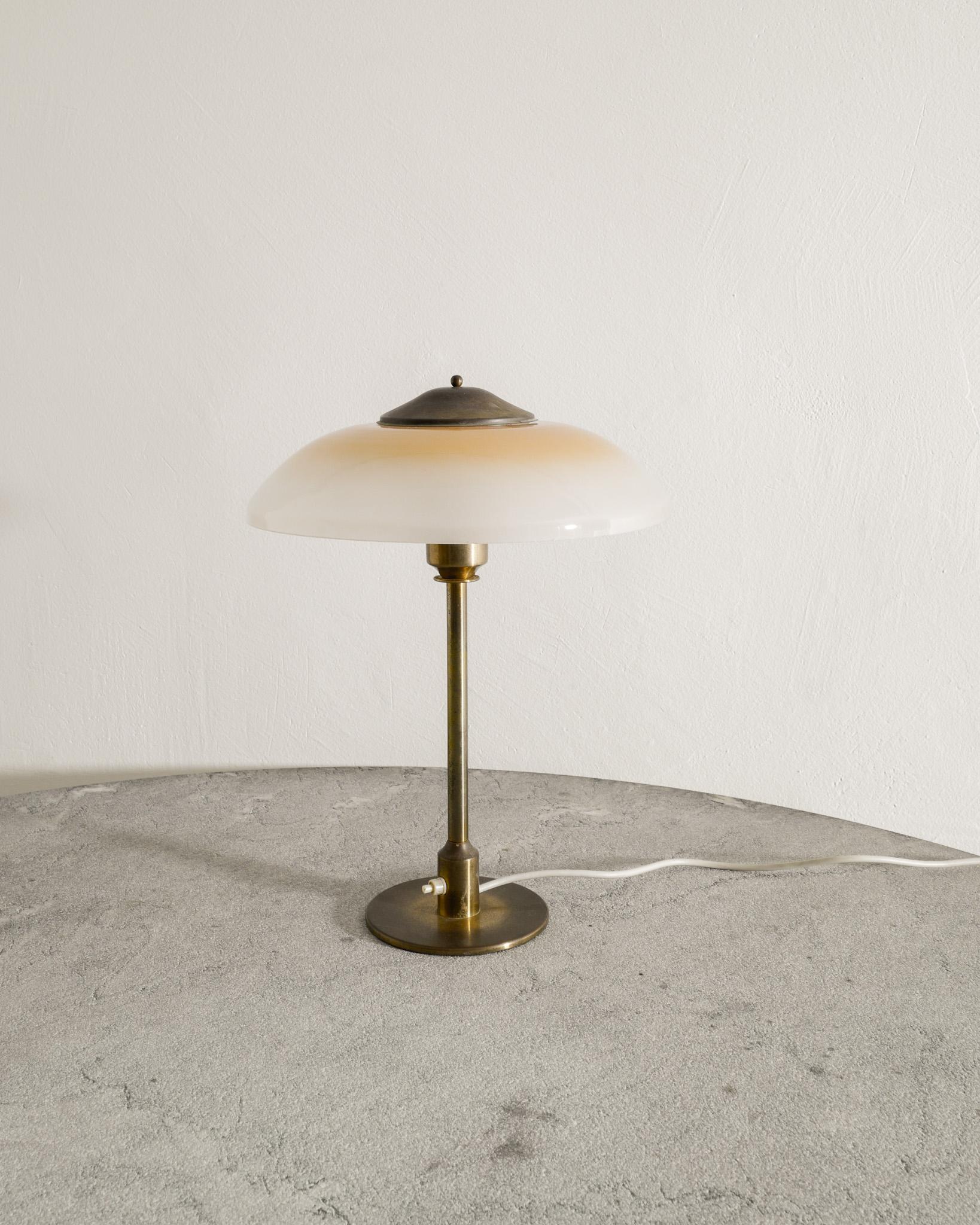 Rare lampe de bureau danoise du milieu du siècle en laiton patiné avec un abat-jour en verre opalin dépoli, produite par Fog & Mørup au Danemark dans les années 1950. 
En bon état d'origine.

Dimensions : H : 40 cm / 15.75