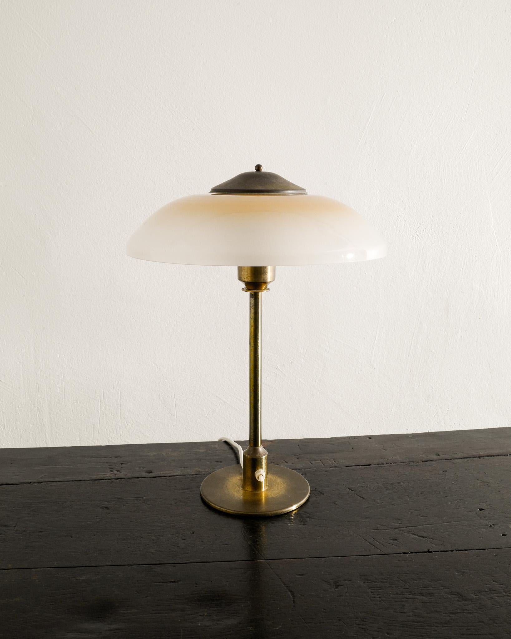 Dänische Mid Century Tischlampe aus Messing und Glas von Fog & Mørup Dänemark 1950er Jahre (Skandinavische Moderne) im Angebot